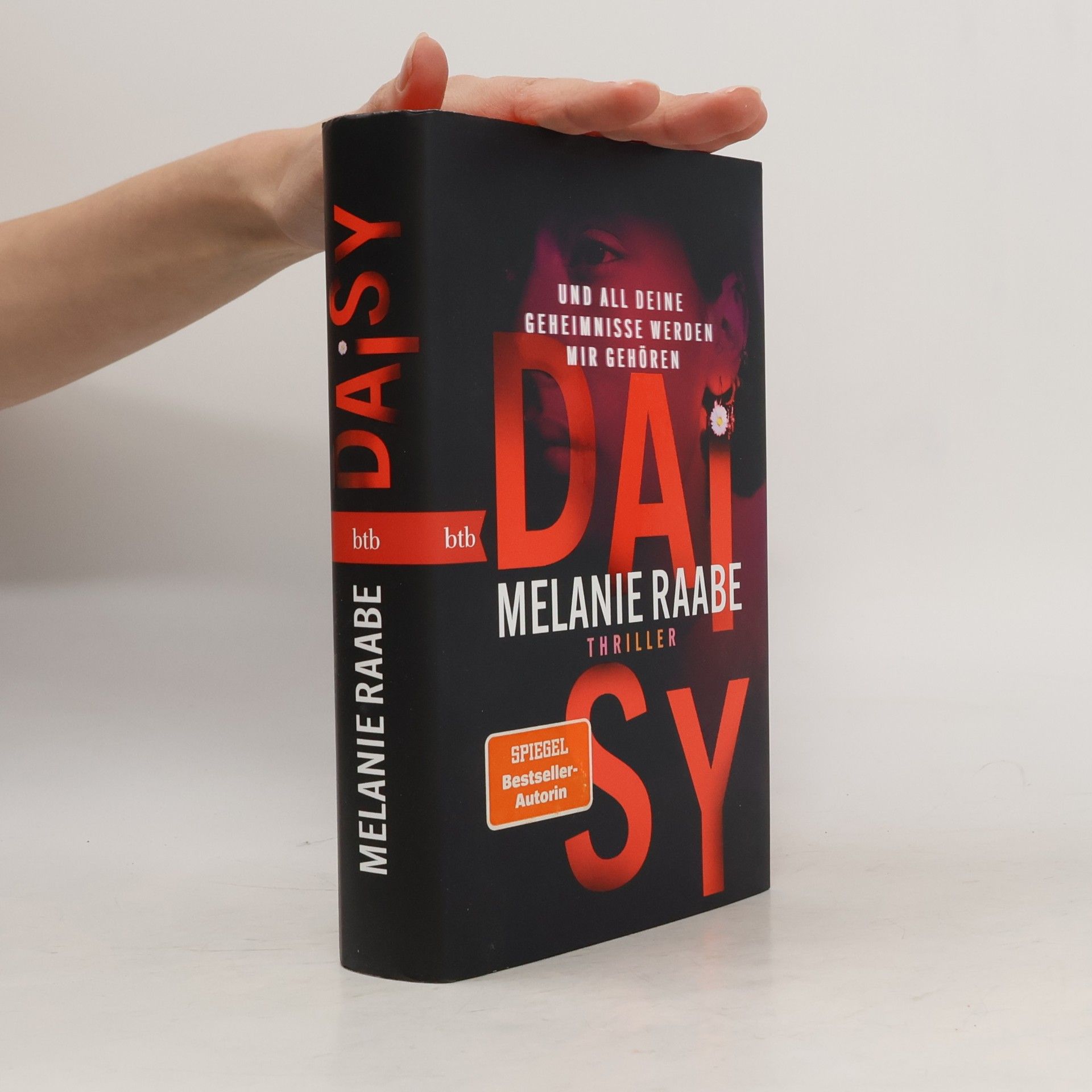 Melanie Raabe DAISY – Und all deine Geheimnisse werden mir gehören