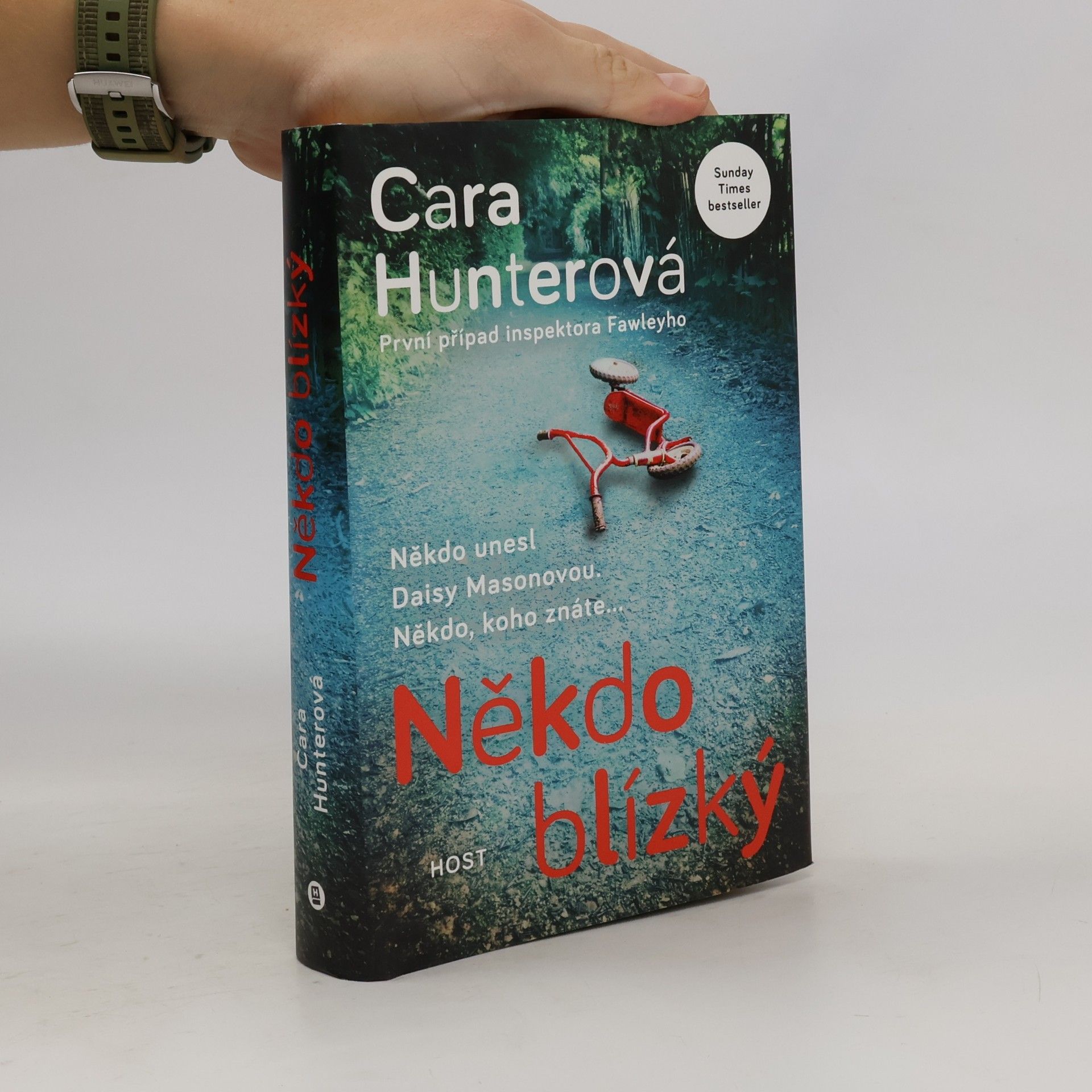Někdo blízký. První případ inspektora Fawleyho