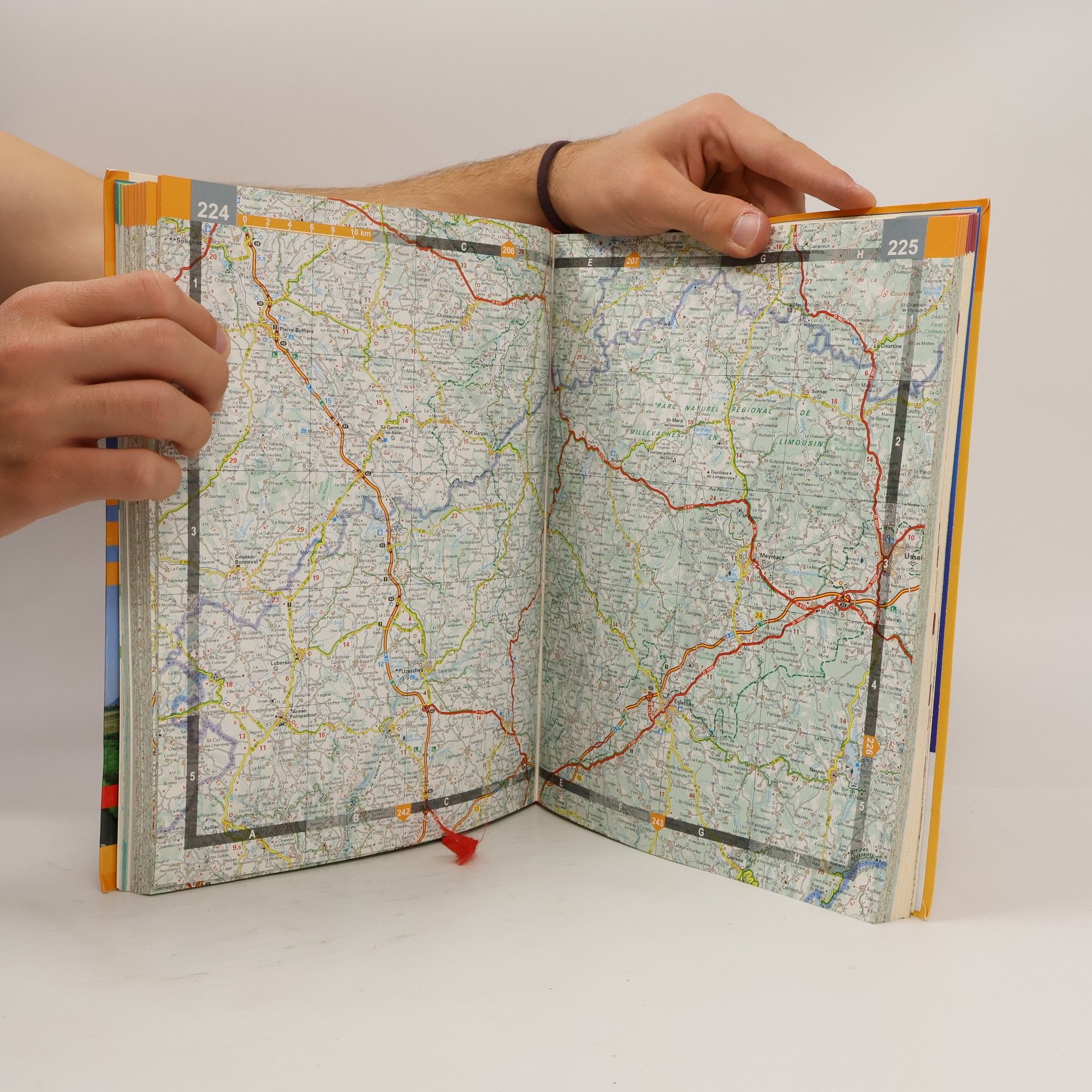 Manufacture française des pneumatiques Michelin France. Atlas routier 2012 1:200.000