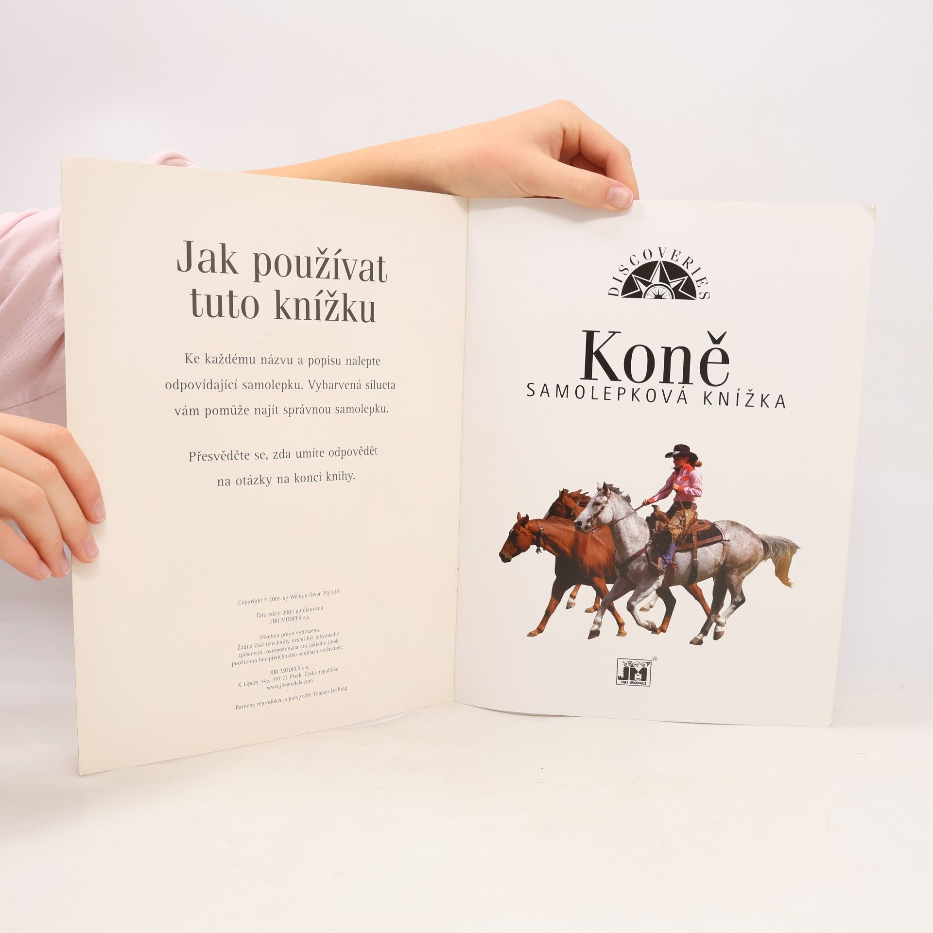 kolektiv Koně. Samolepková knížka