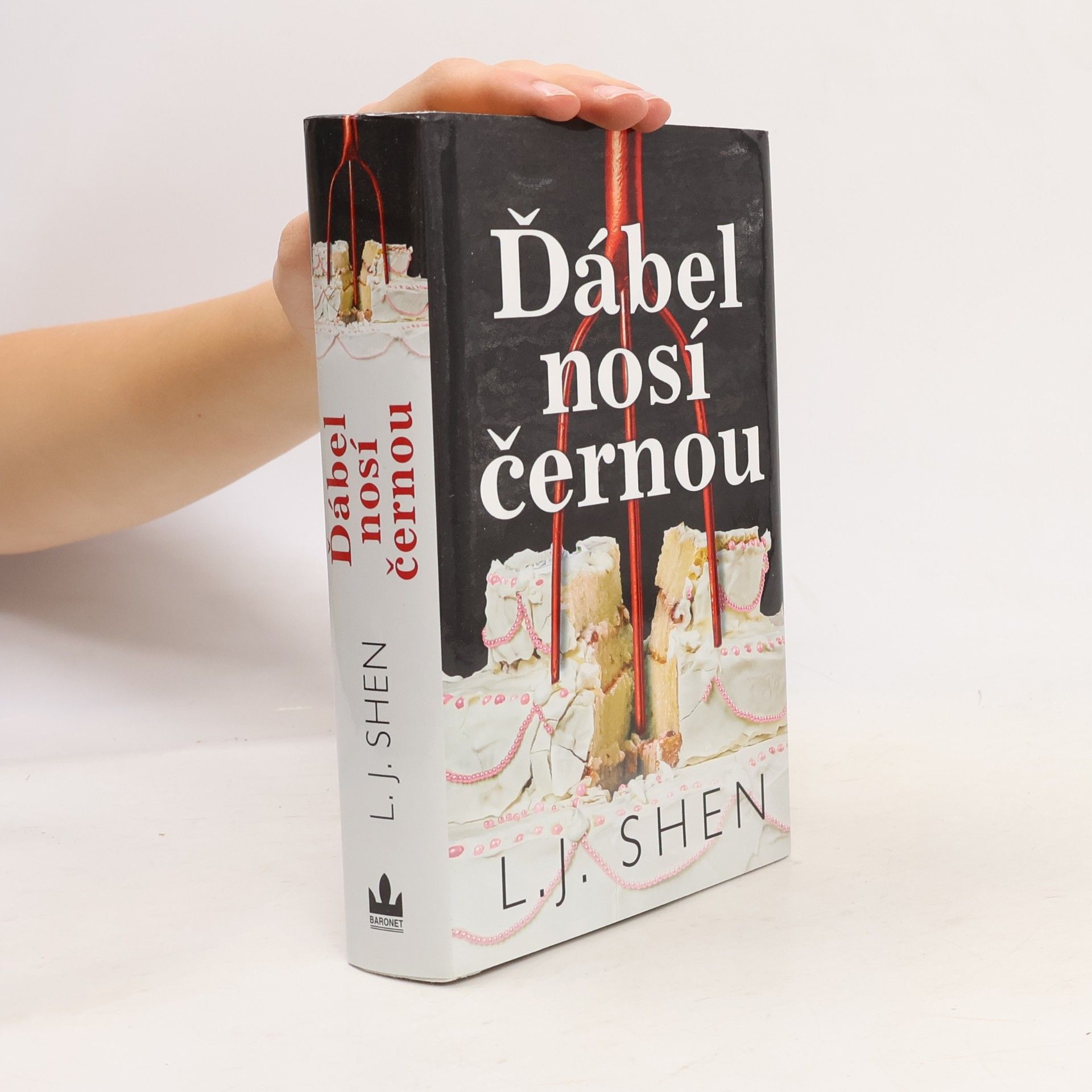 L. J. Shen Ďábel nosí černou
