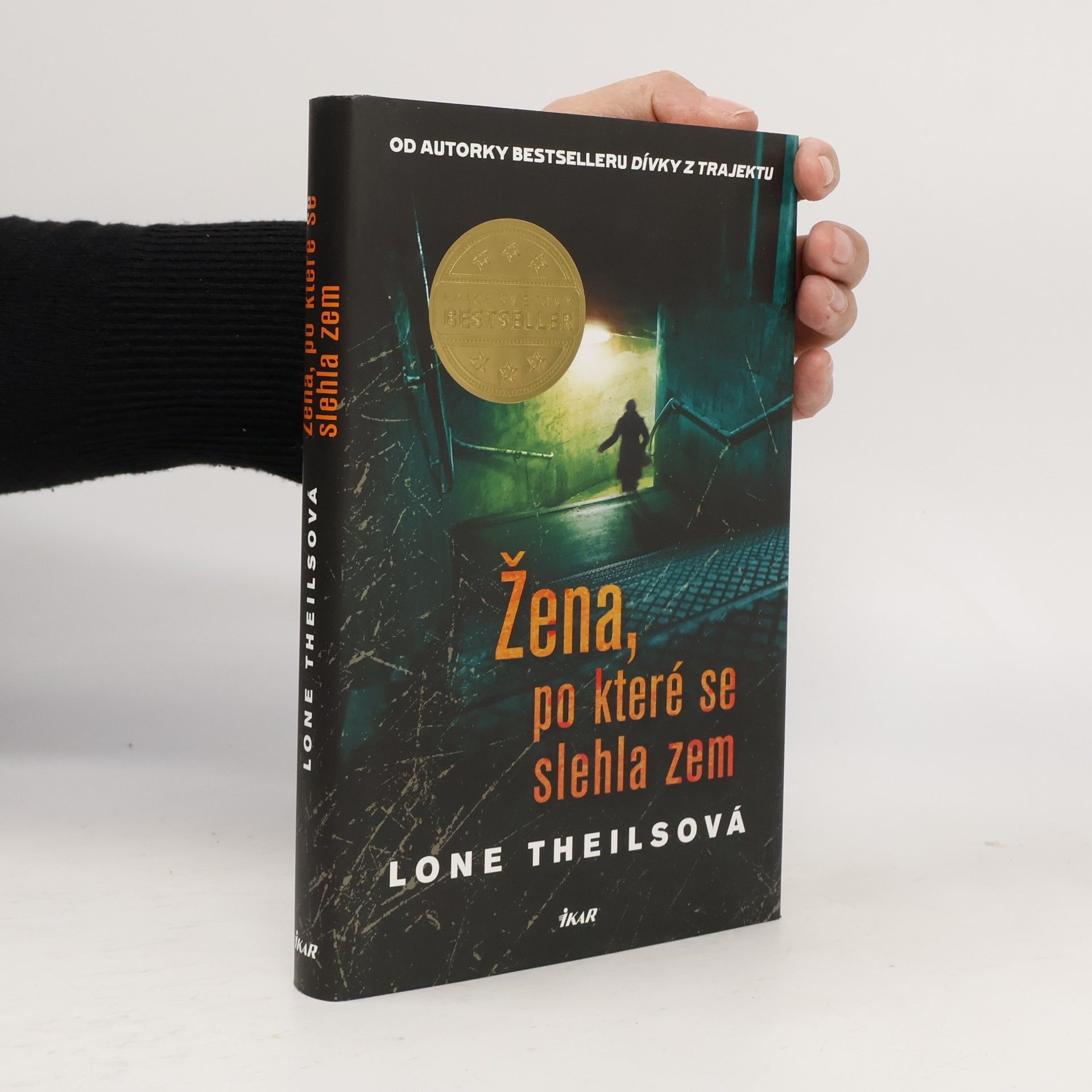 Lone Theils Žena, po které se slehla zem