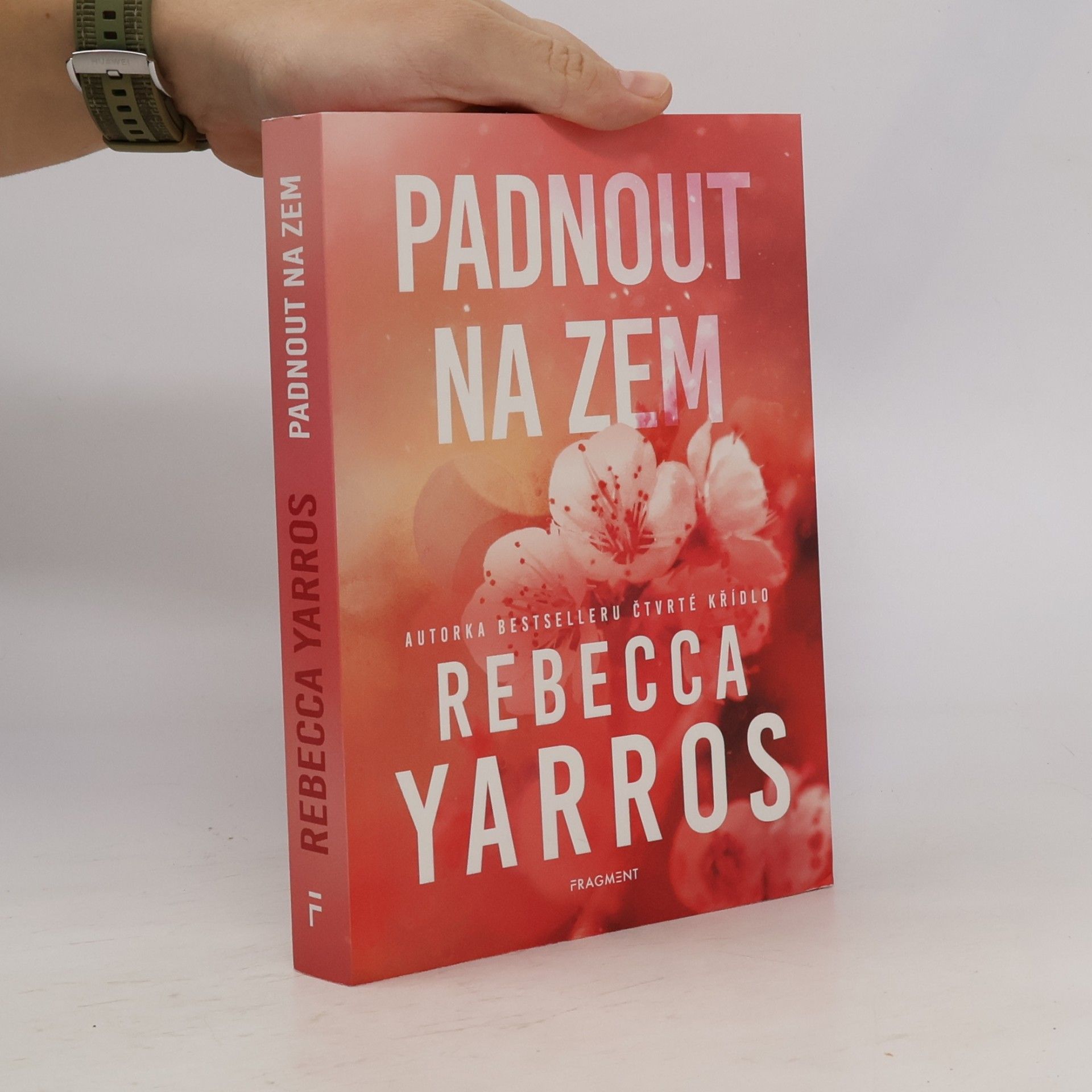Rebecca Yarros Padnout na zem