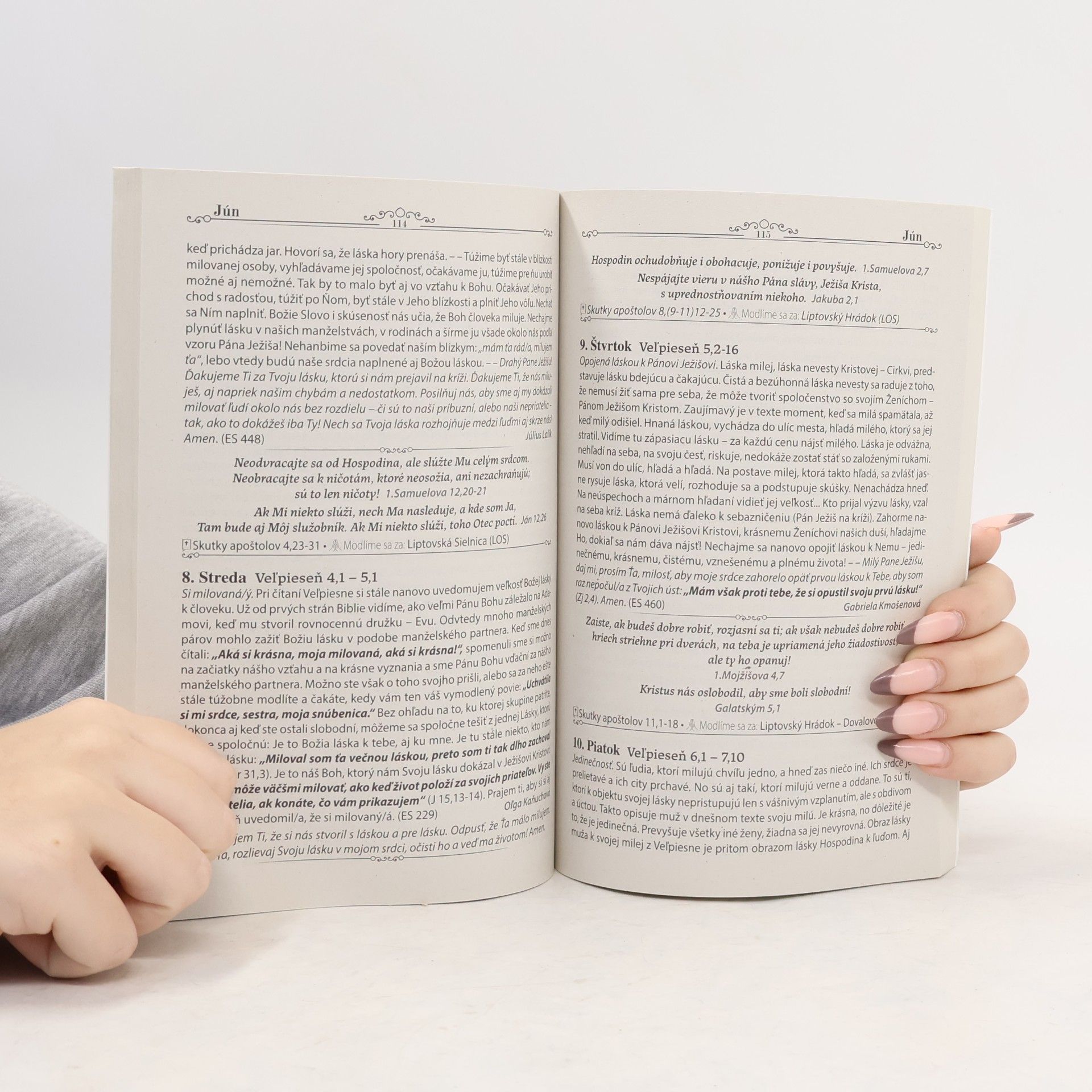 Various authors Tesnou bránou 2022