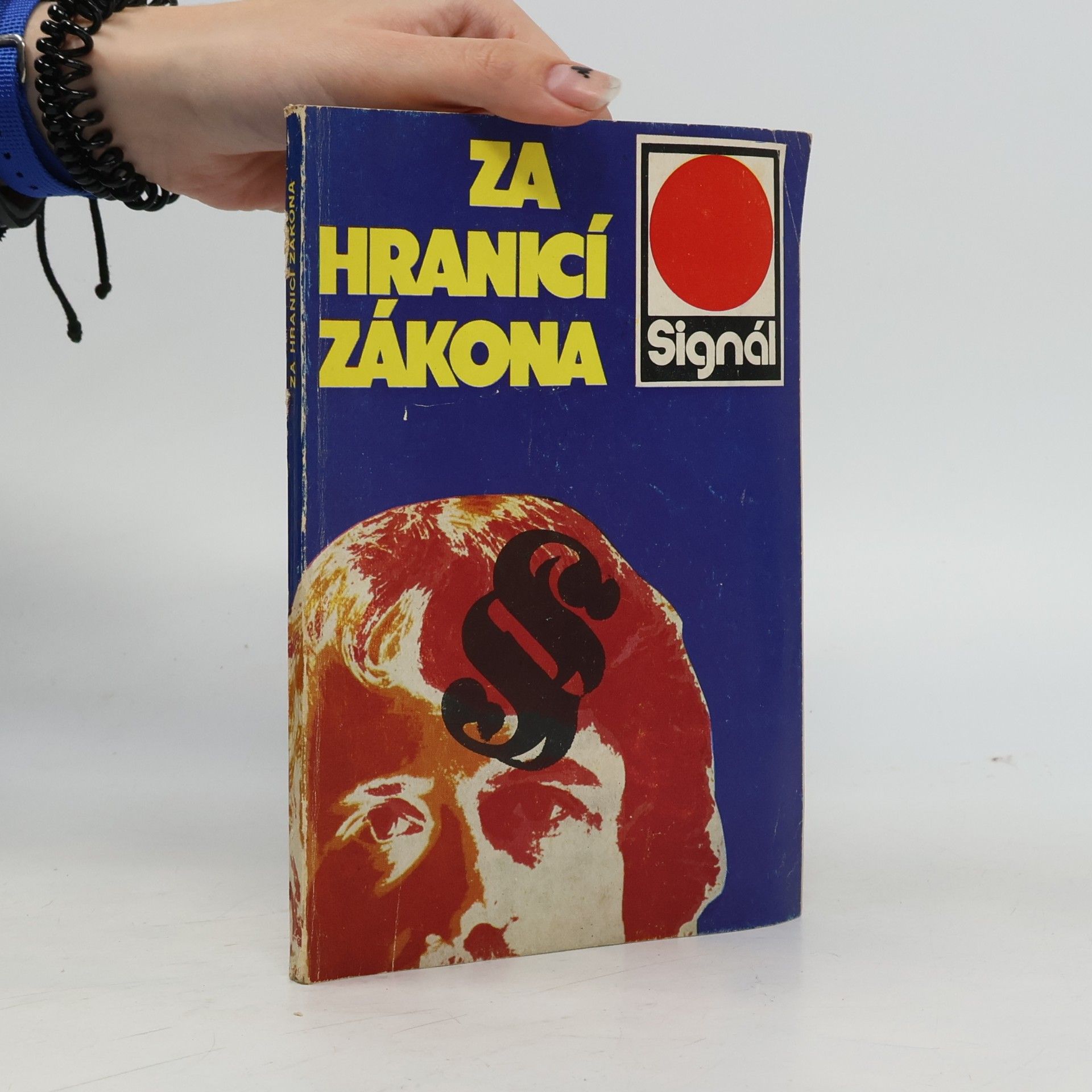 Kolektiv autorů Za hranicí zákona