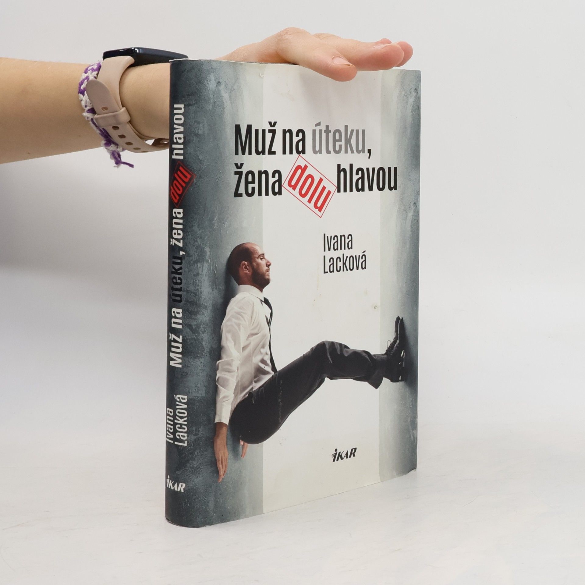 Ivana Lacková Muž na úteku, žena dolu hlavou