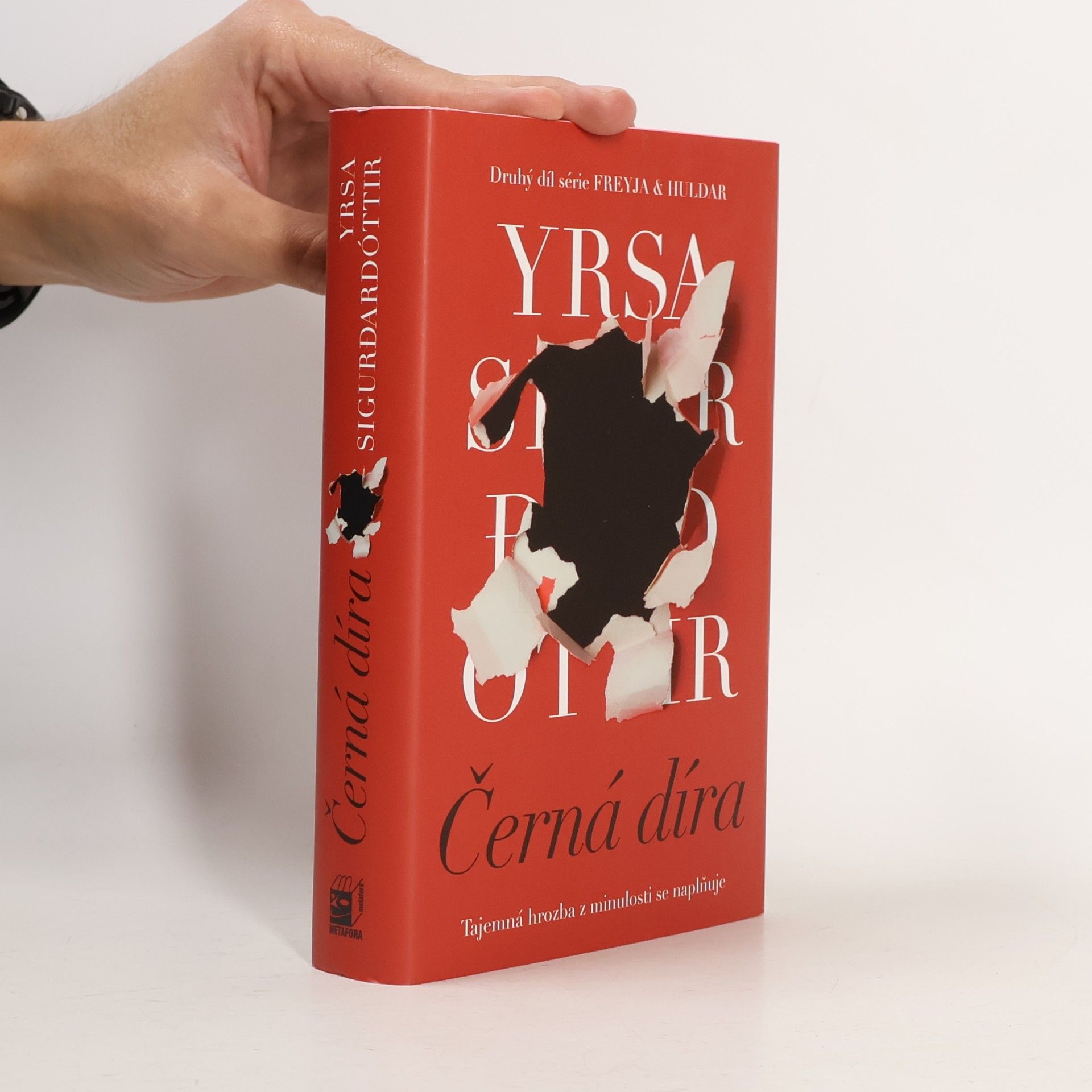 Yrsa Sigurðardóttir Černá díra