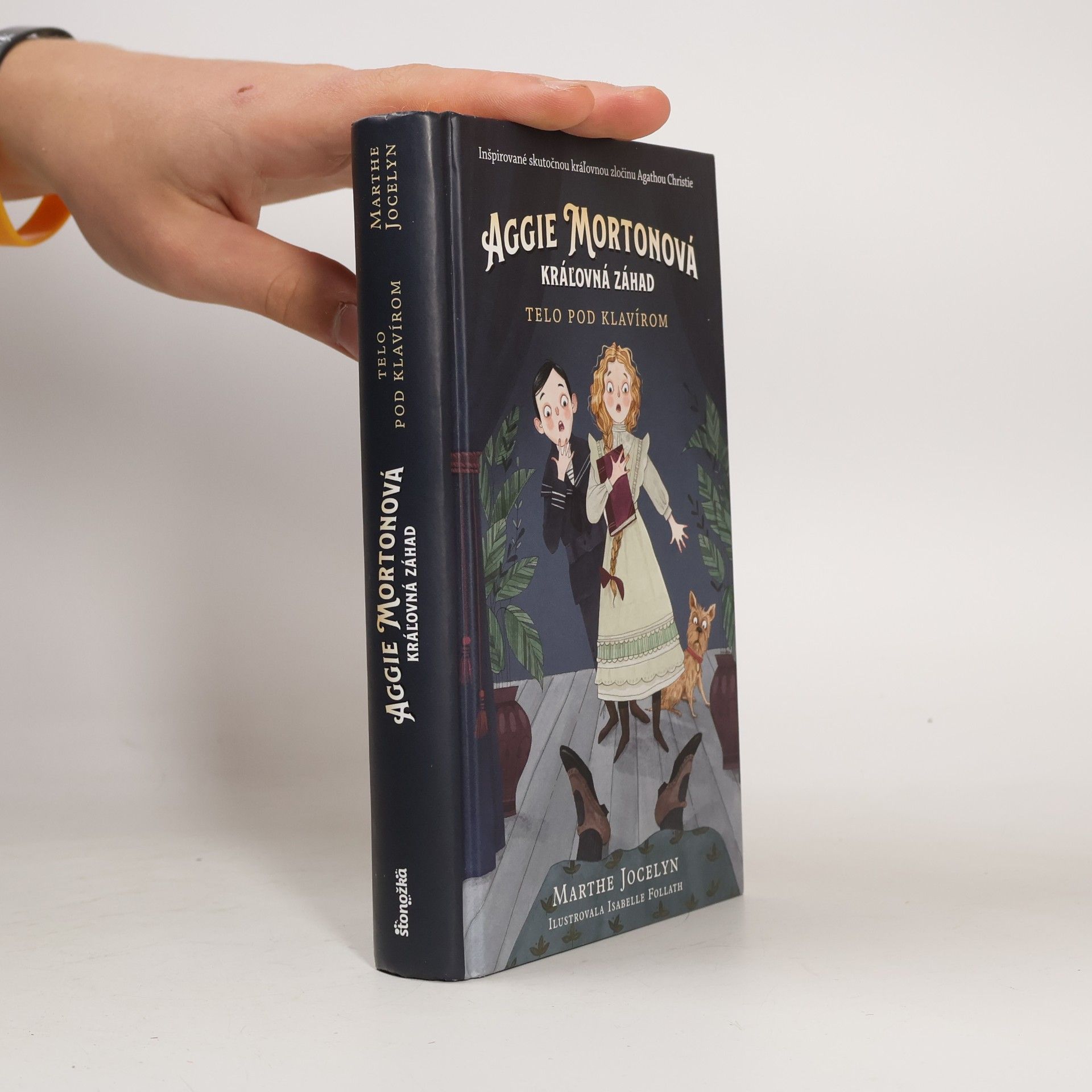 Marthe Jocelyn Aggie Mortonová 1: Telo pod klavírom