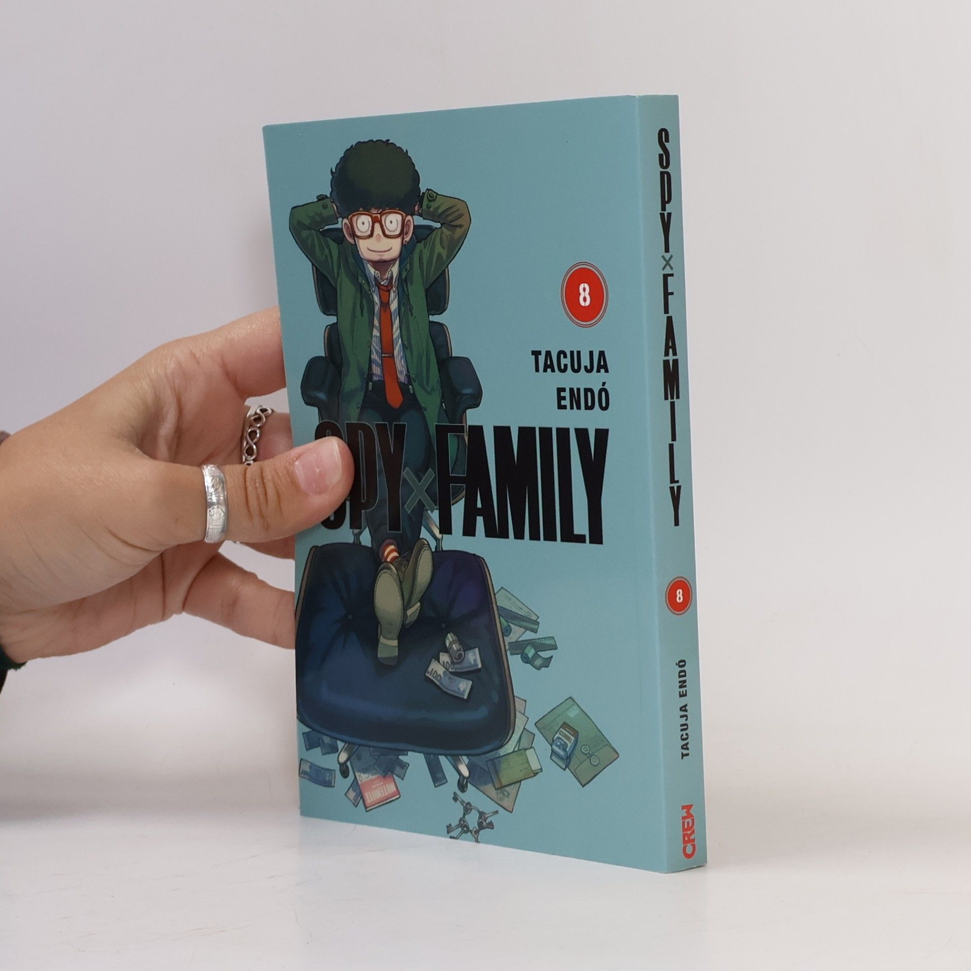 Tacuja Endó Spy x Family. 8