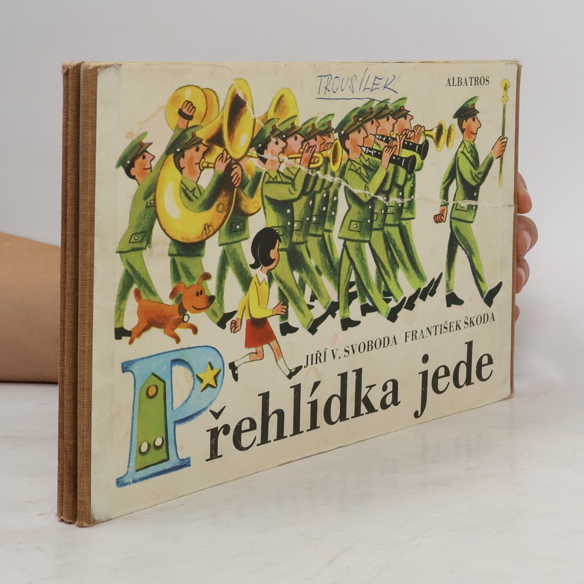 Přehlídka jede