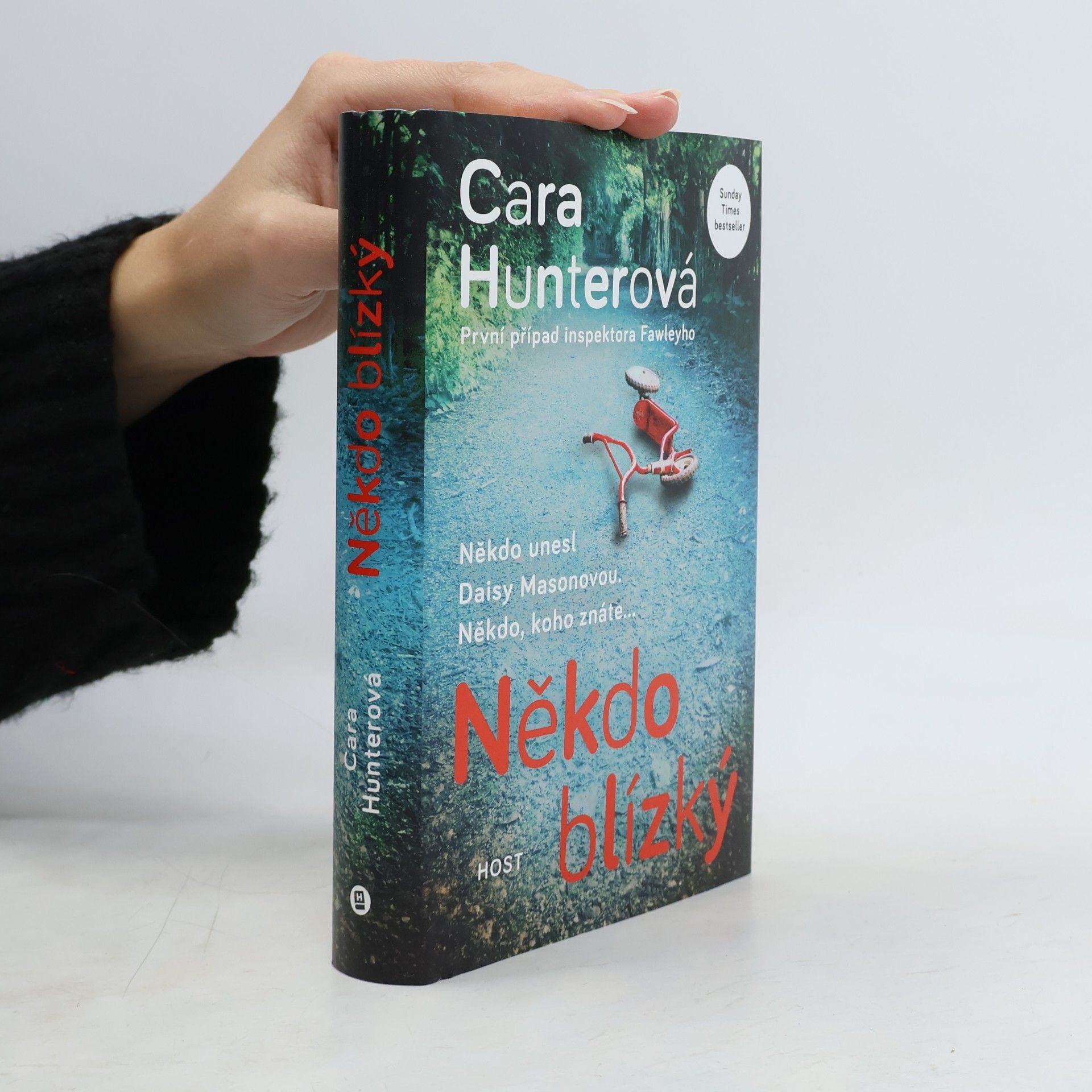Cara Hunter Někdo blízký. První případ inspektora Fawleyho