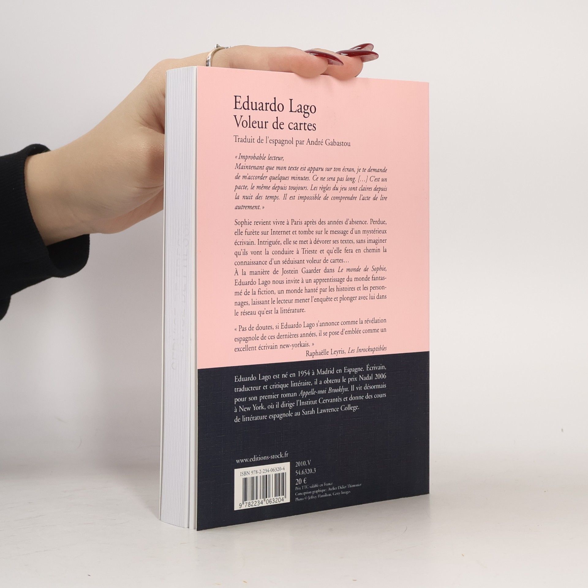Eduardo Lago La Cosmopolite: Voleur de cartes