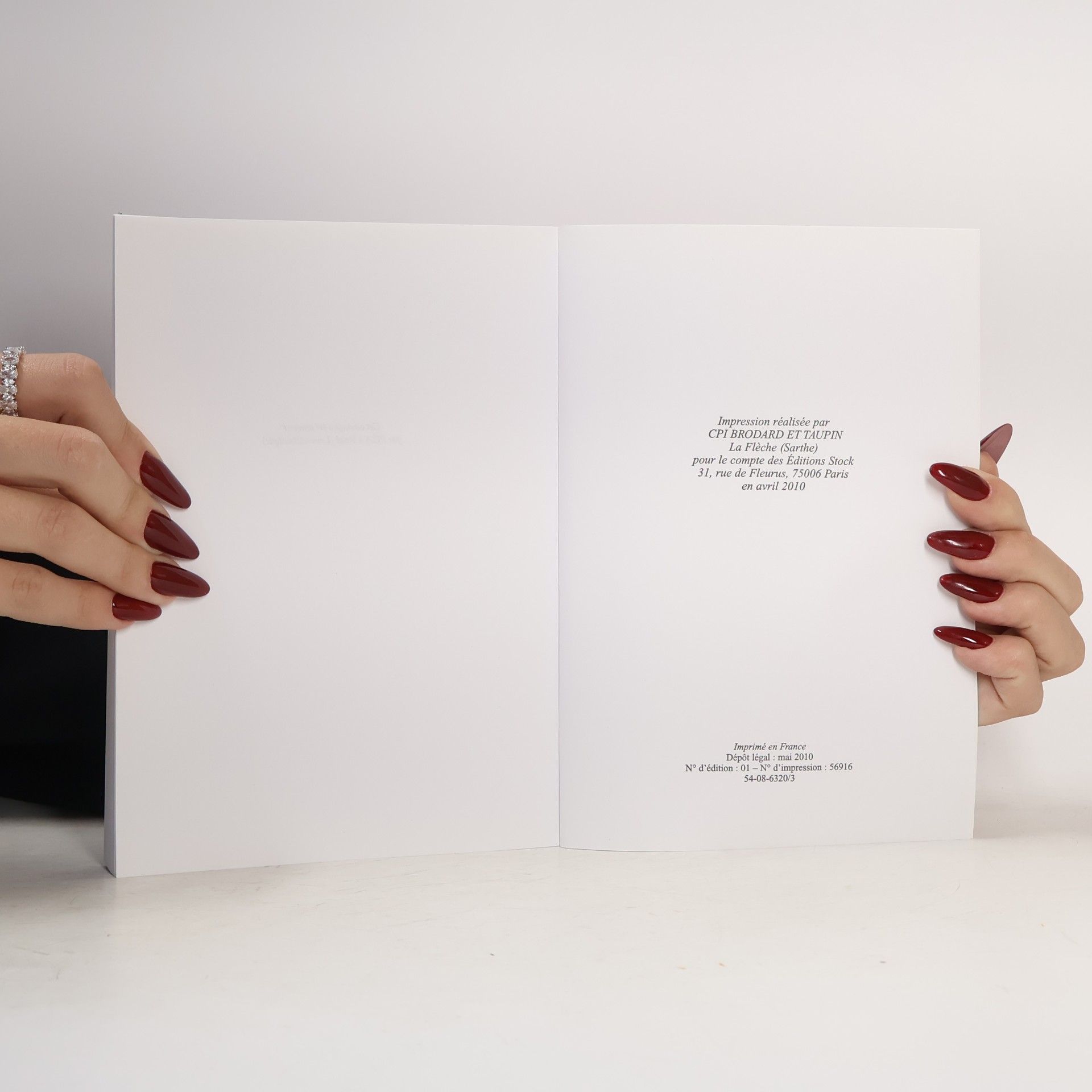 Eduardo Lago La Cosmopolite: Voleur de cartes