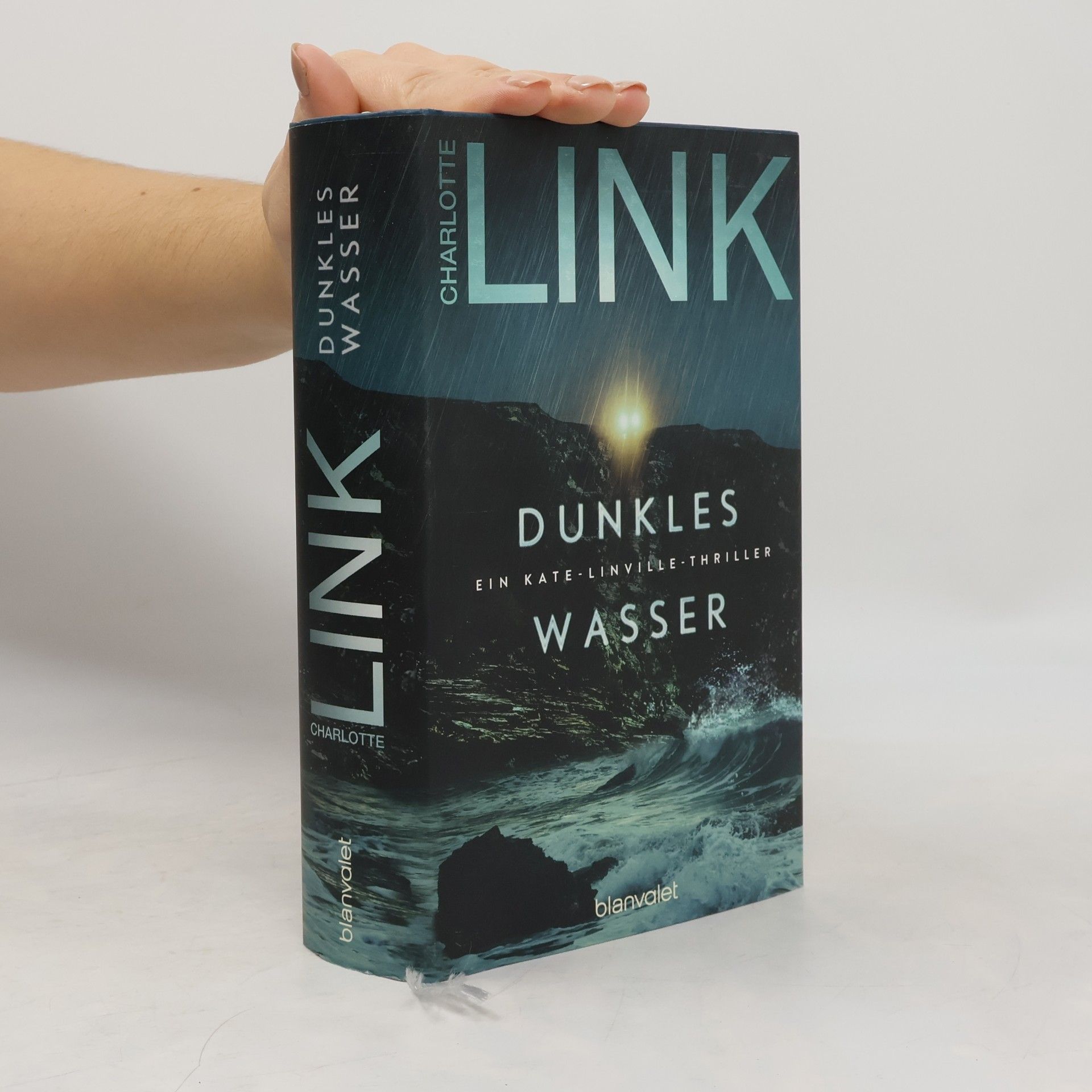 Dunkles Wasser