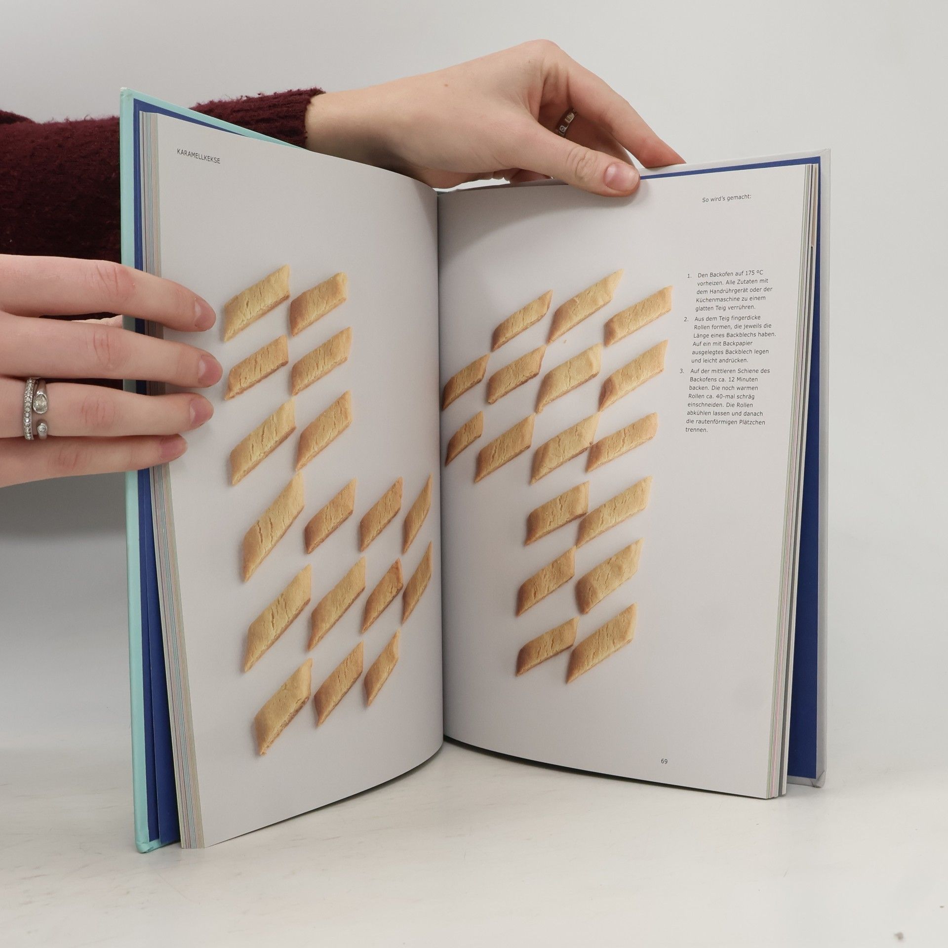 Kolektív autorov Fika. Rezepte für 30 klassische schwedische Backspezialitäten - vom Plätzchen bis zur Torte.