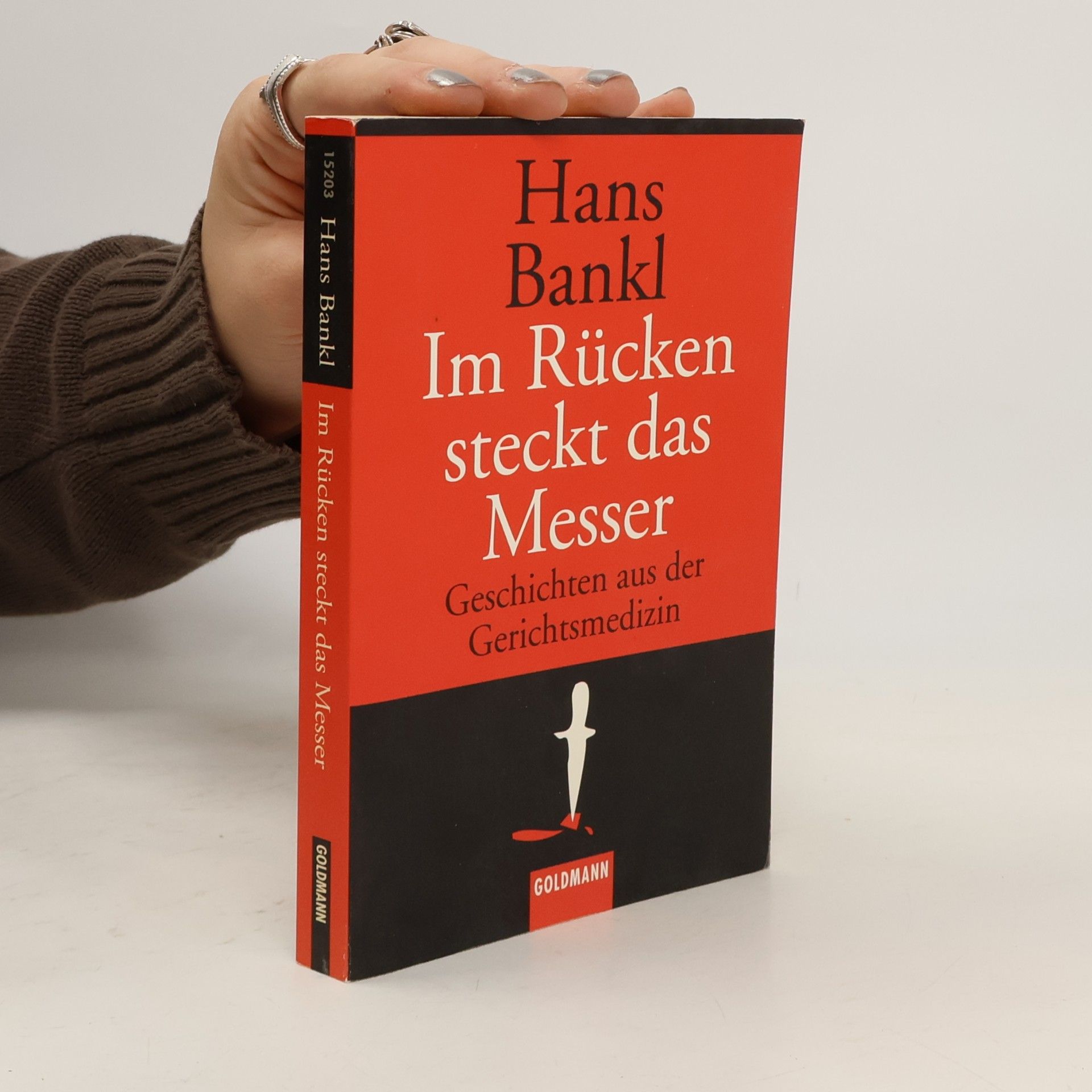 Im Rücken steckt das Messer