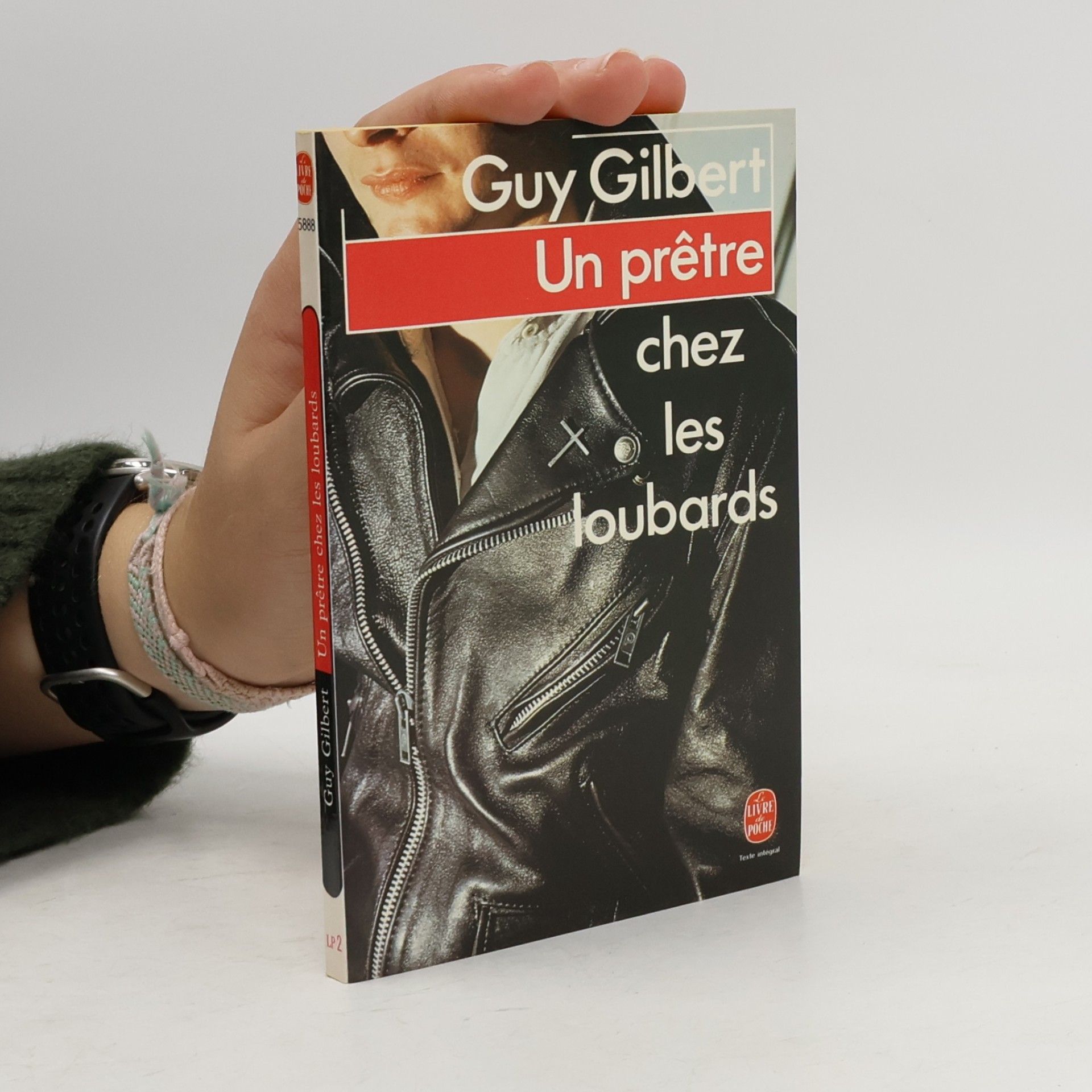 Un prêtre chez les loubards