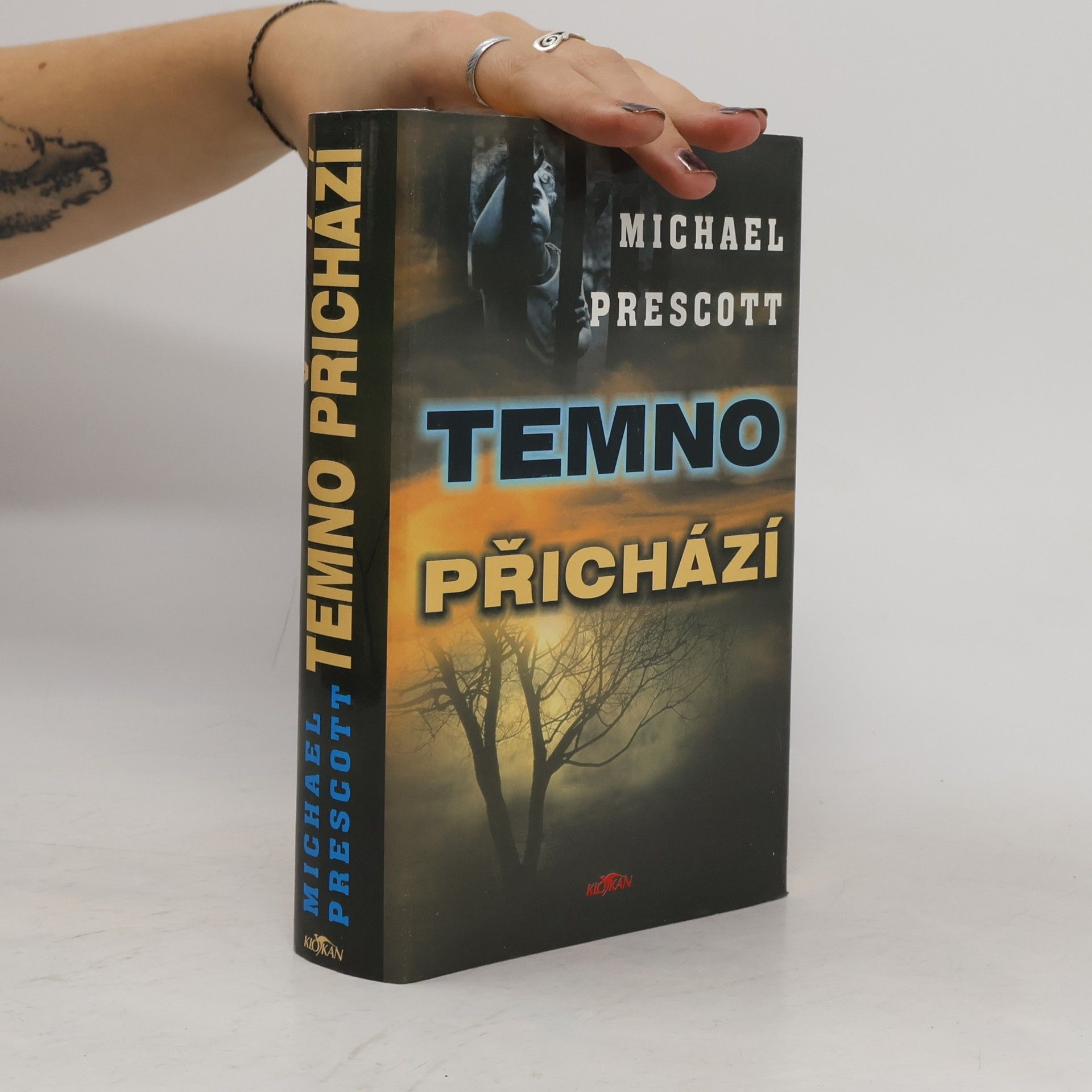 Temno přichází