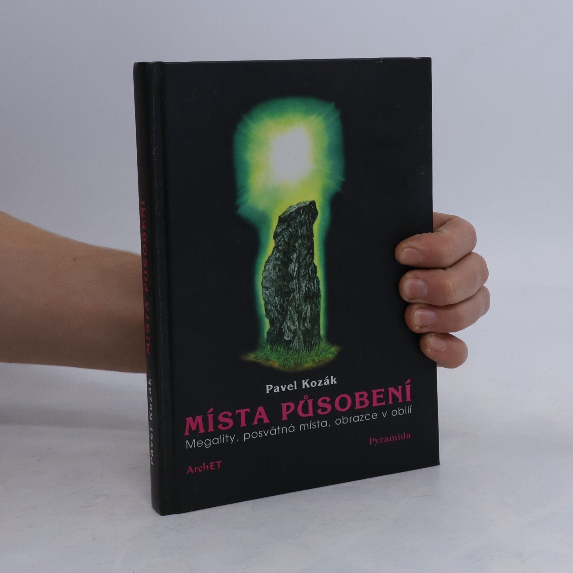 Místa působení : [megality, posvátná místa, obrazce v obilí]