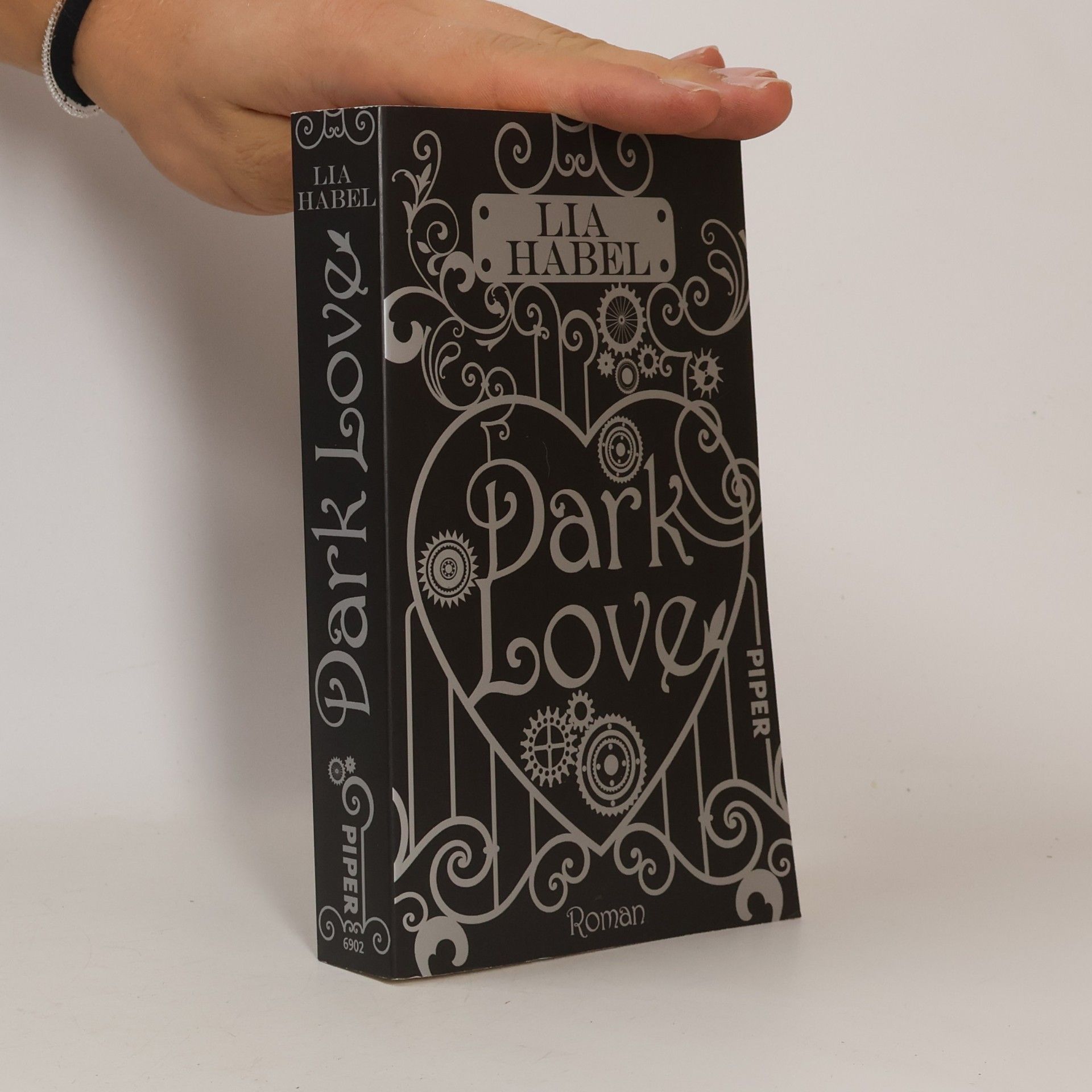 Lia Habel Dark Love