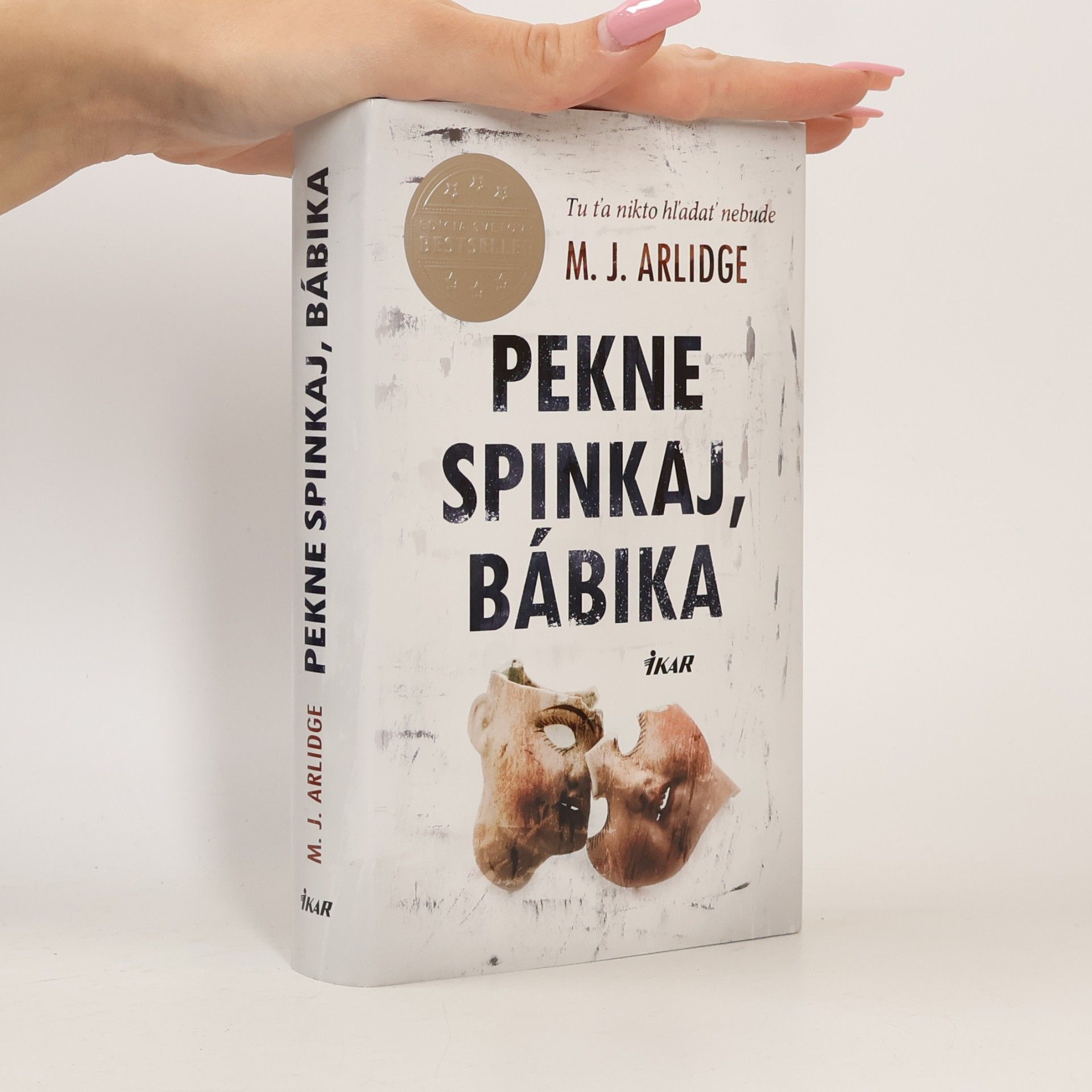 M. J. Arlidge Pekne spinkaj, bábika