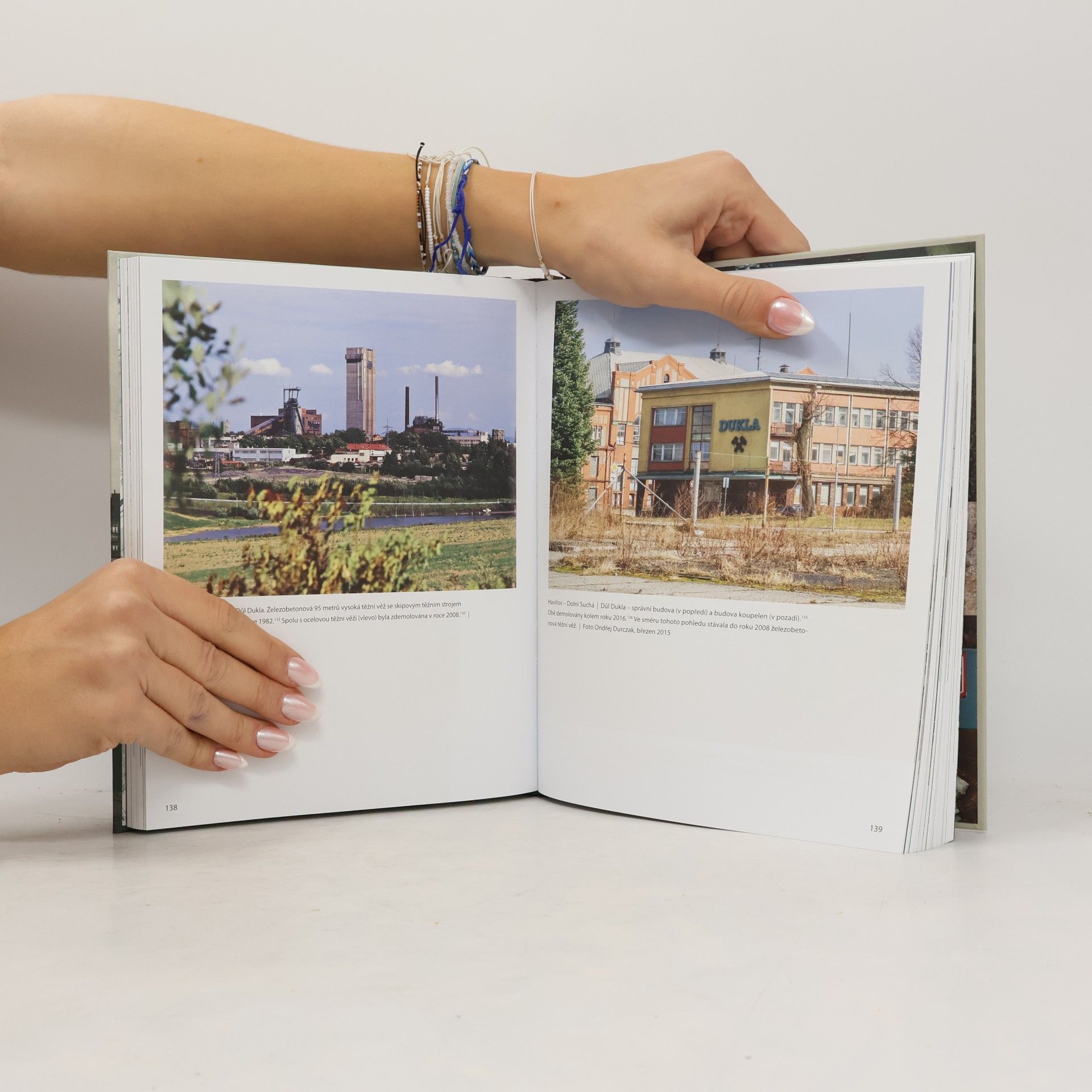 Ondřej Durczak Vzhůru do dolů! : fotografické album průmyslového a kulturního dědictví uhelného hornictví ostravsko-karvinského revíru