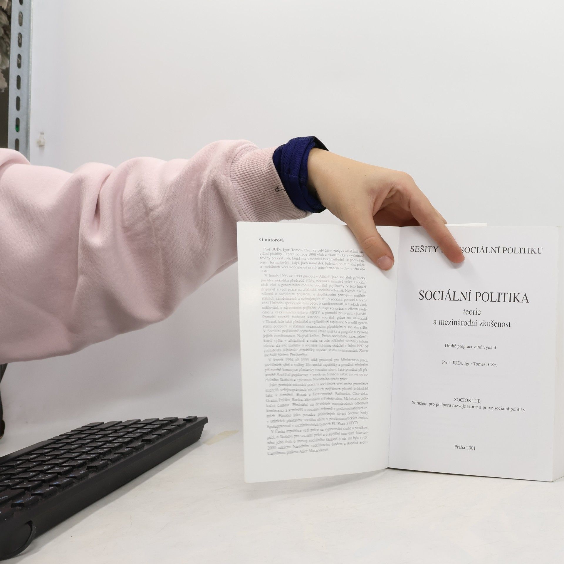 Igor Tomeš Sociální politika. Teorie a mezinárodní zkušenost