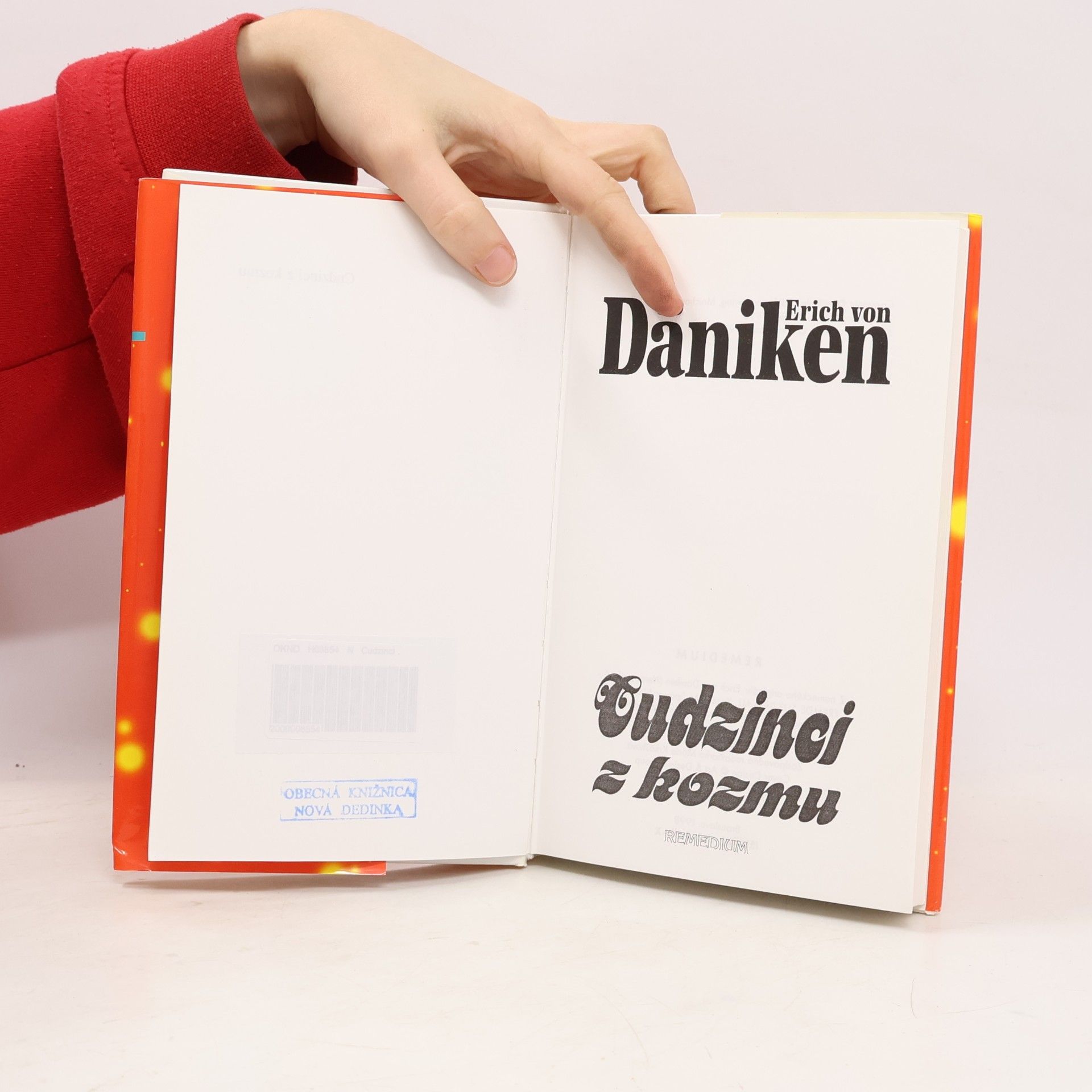 Erich von Däniken Cudzinci z kozmu