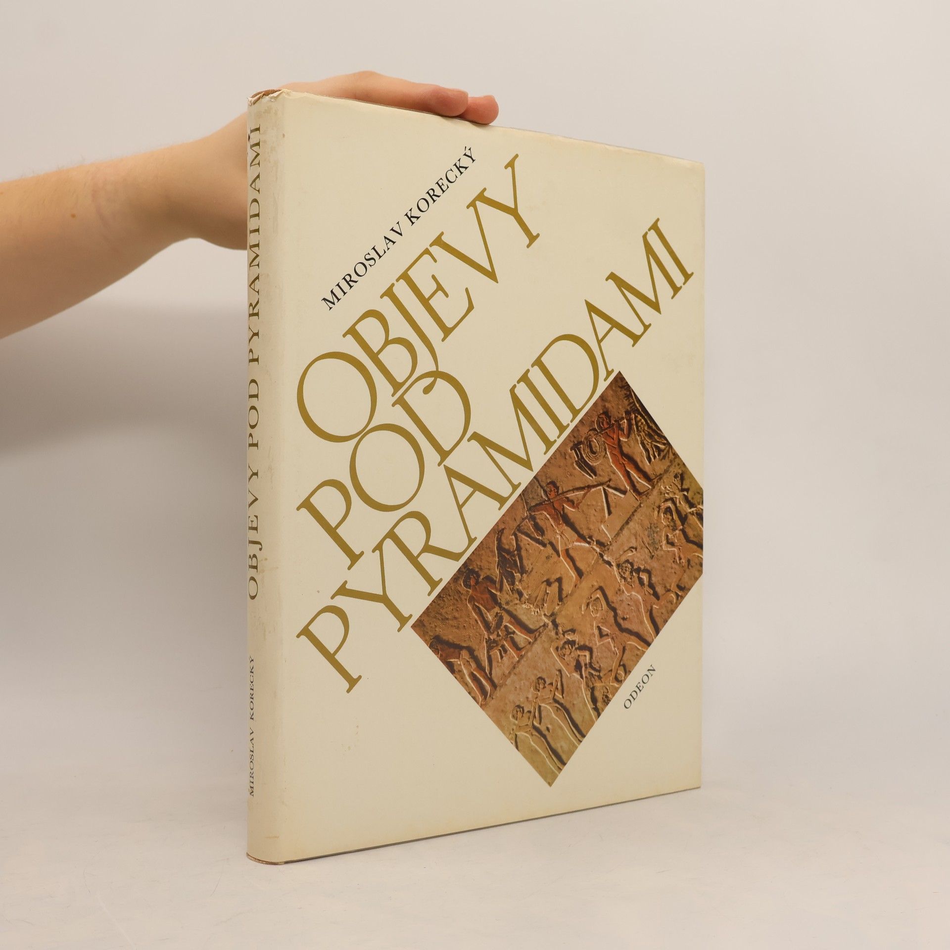 Objevy pod pyramidami