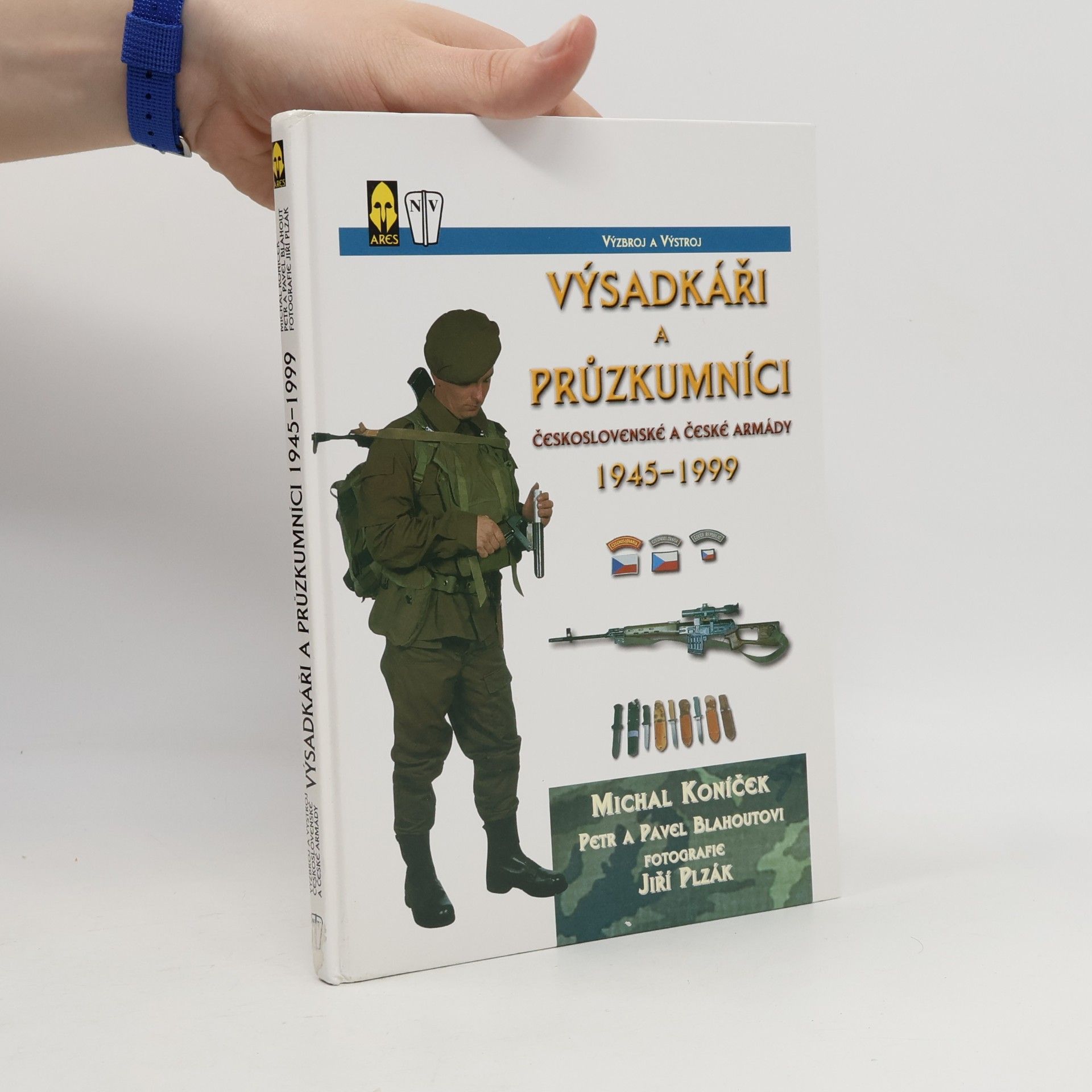 Výsadkáři a průzkumníci Československé a České armády 1945-1999 : výzbroj a výstroj