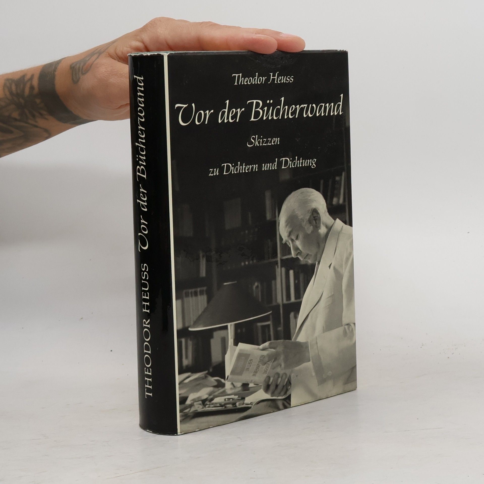 Vor der Bücherwand