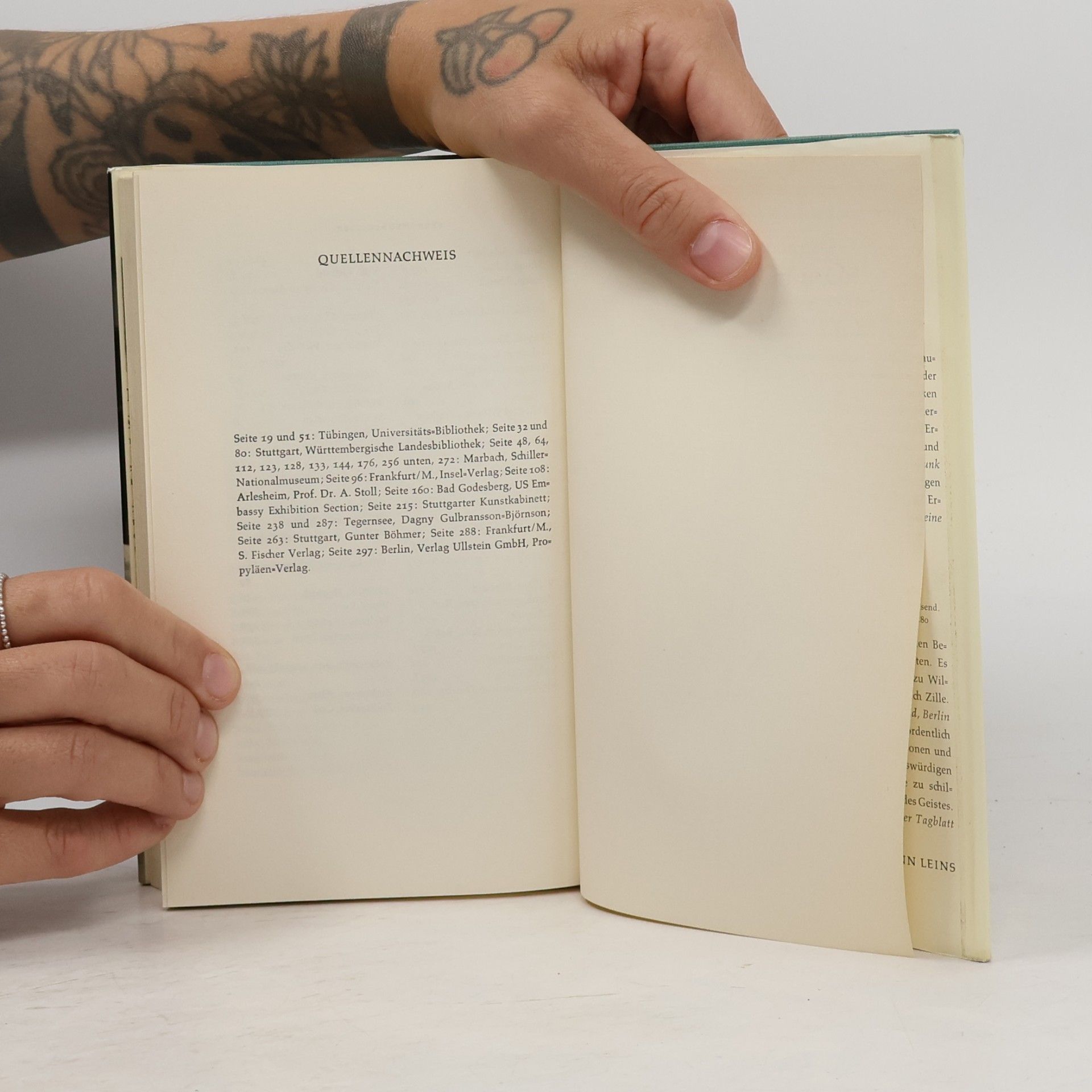 Theodor Heuss Vor der Bücherwand