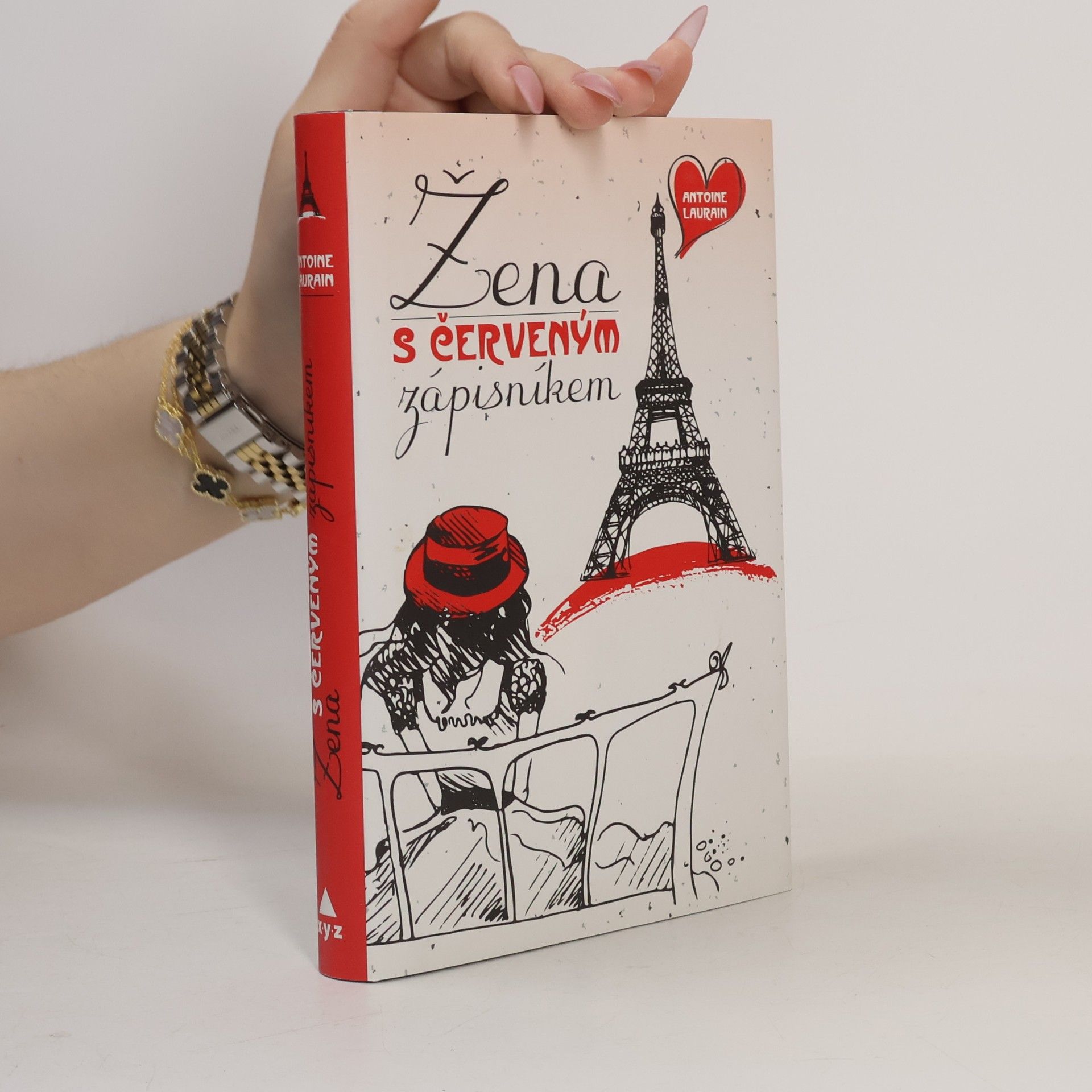 Žena s červeným zápisníkem