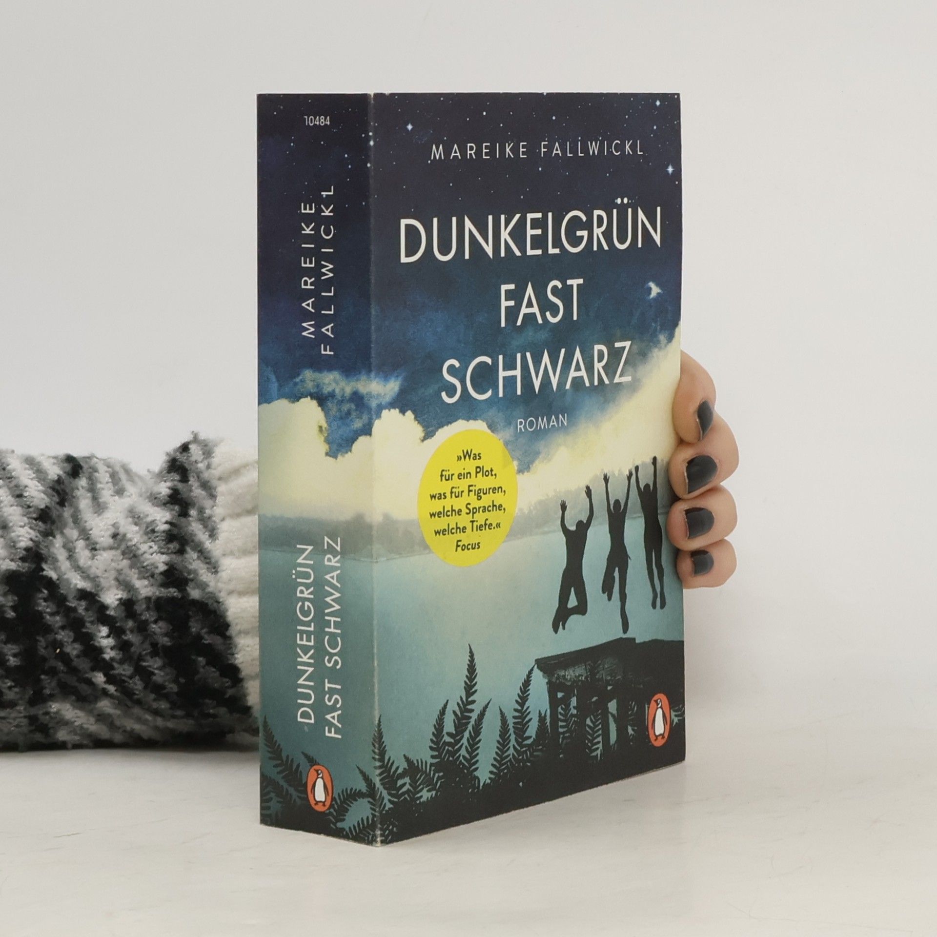 Dunkelgrün fast schwarz