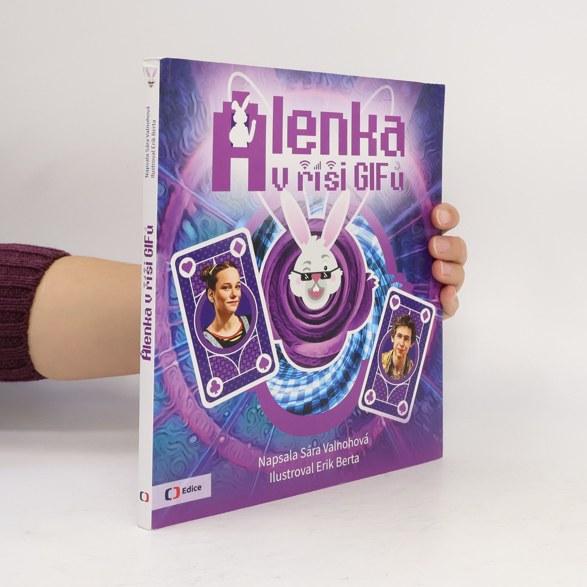 Sára Valnohová Alenka v říši GIFů