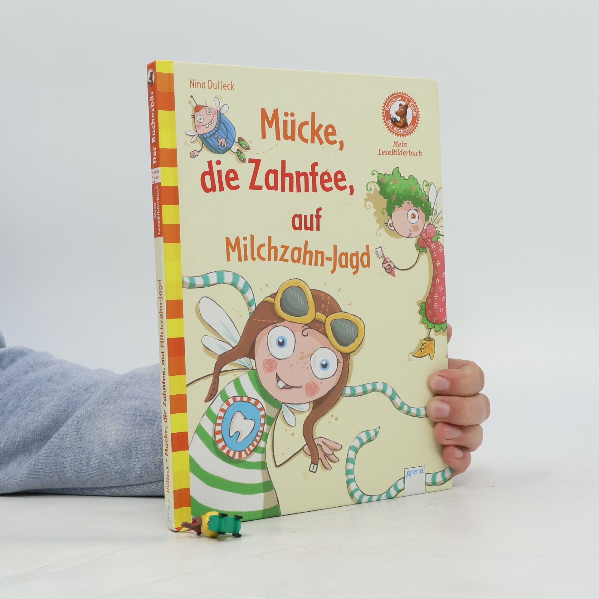 Mücke, die Zahnfee, auf Milchzahn-Jagd