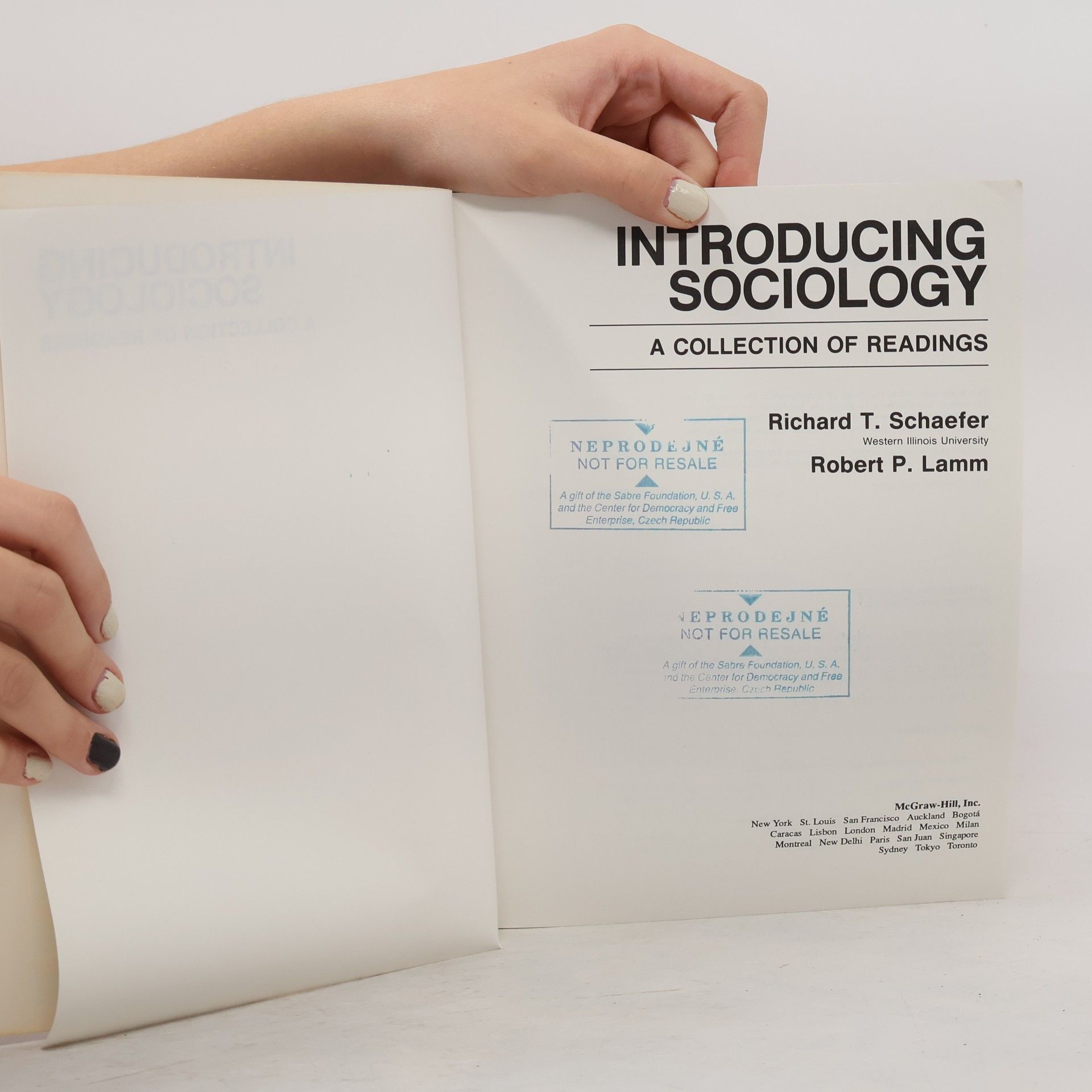 Richard T. Schaefer Introducing sociology: Collection of readings