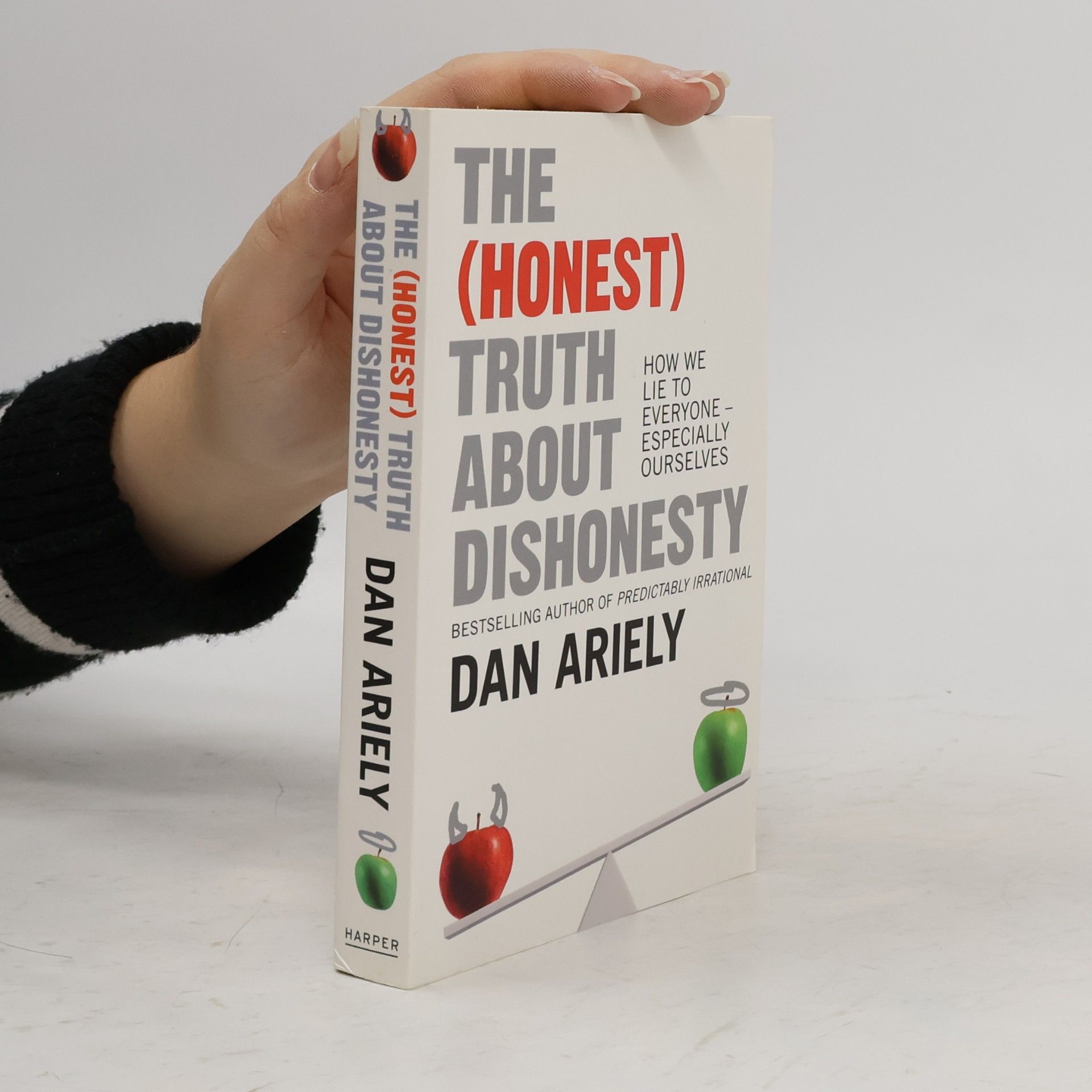 The (honest) truth about dishonesty : how we lie to everyone--especially ourselves