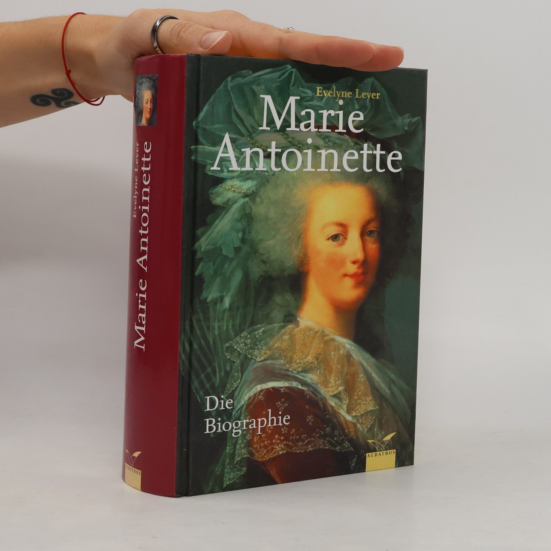 E. velyne Lever Marie Antoinette
