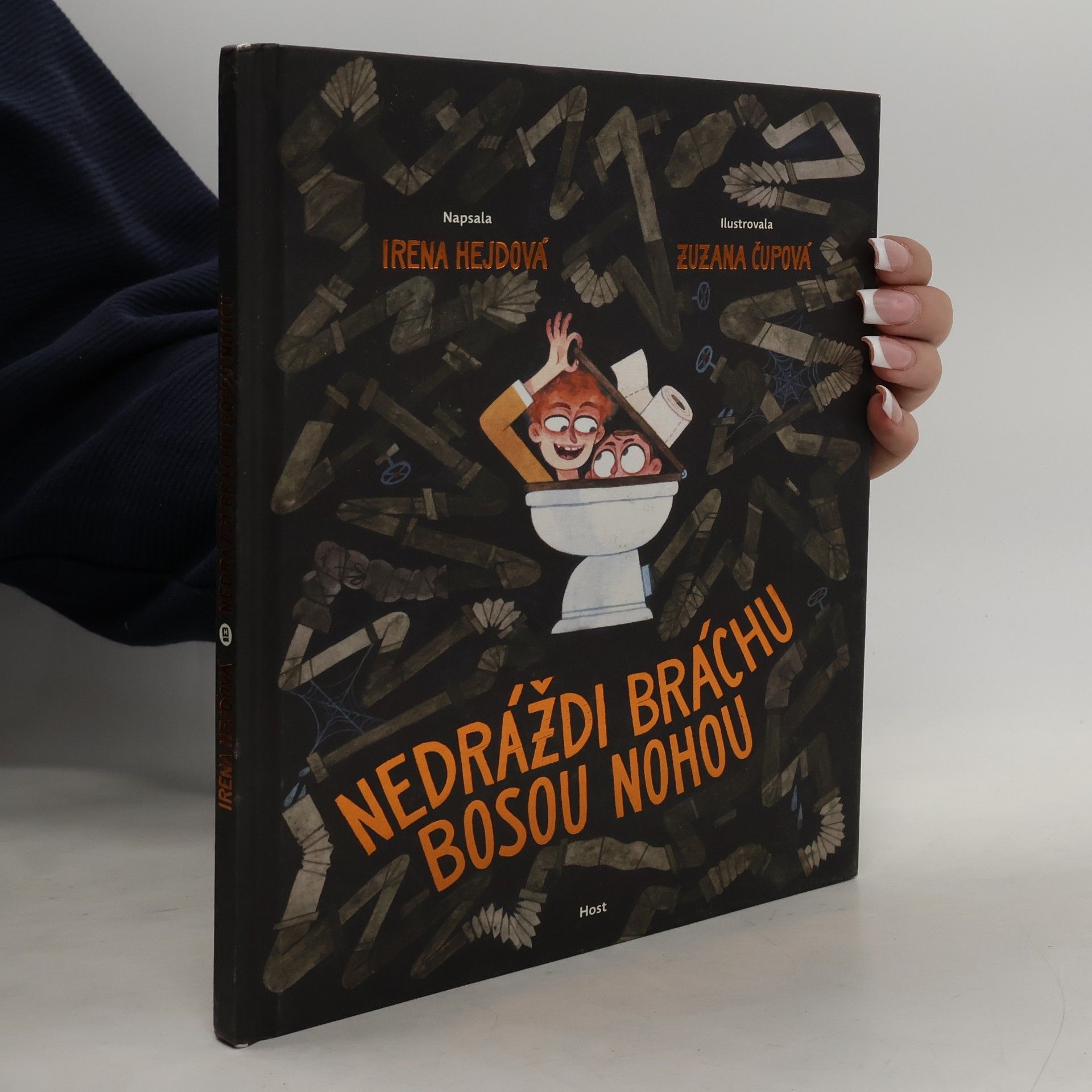 Nedráždi bráchu bosou nohou
