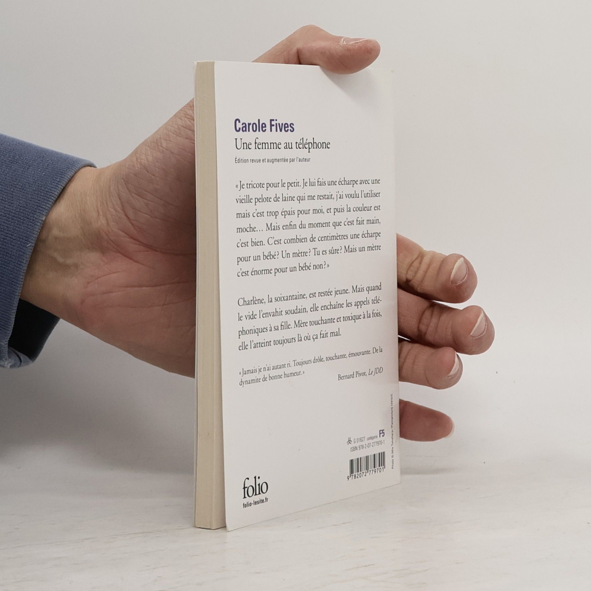 Carole Fives Folio: Une femme au téléphone
