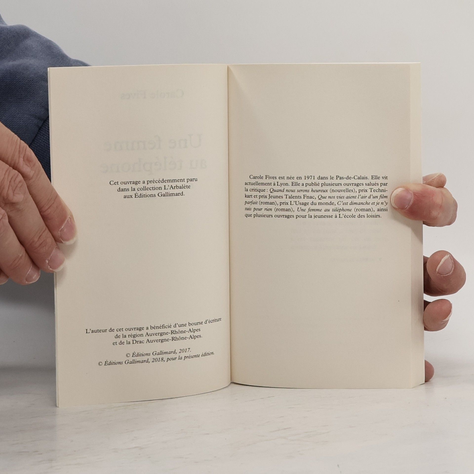 Carole Fives Folio: Une femme au téléphone
