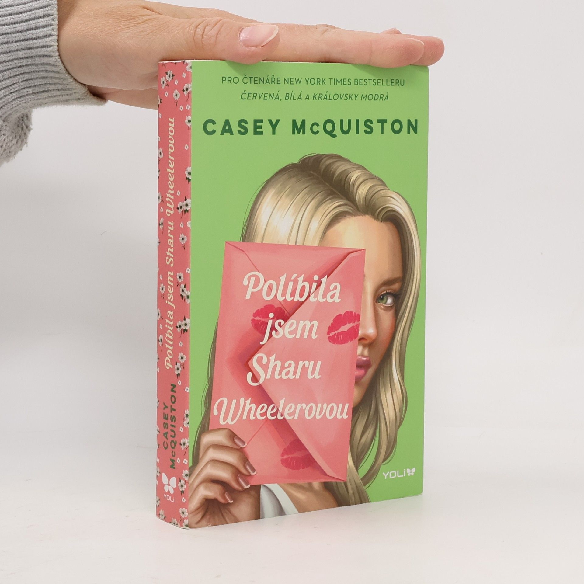 Casey McQuiston Políbila jsem Sharu Wheelerovou