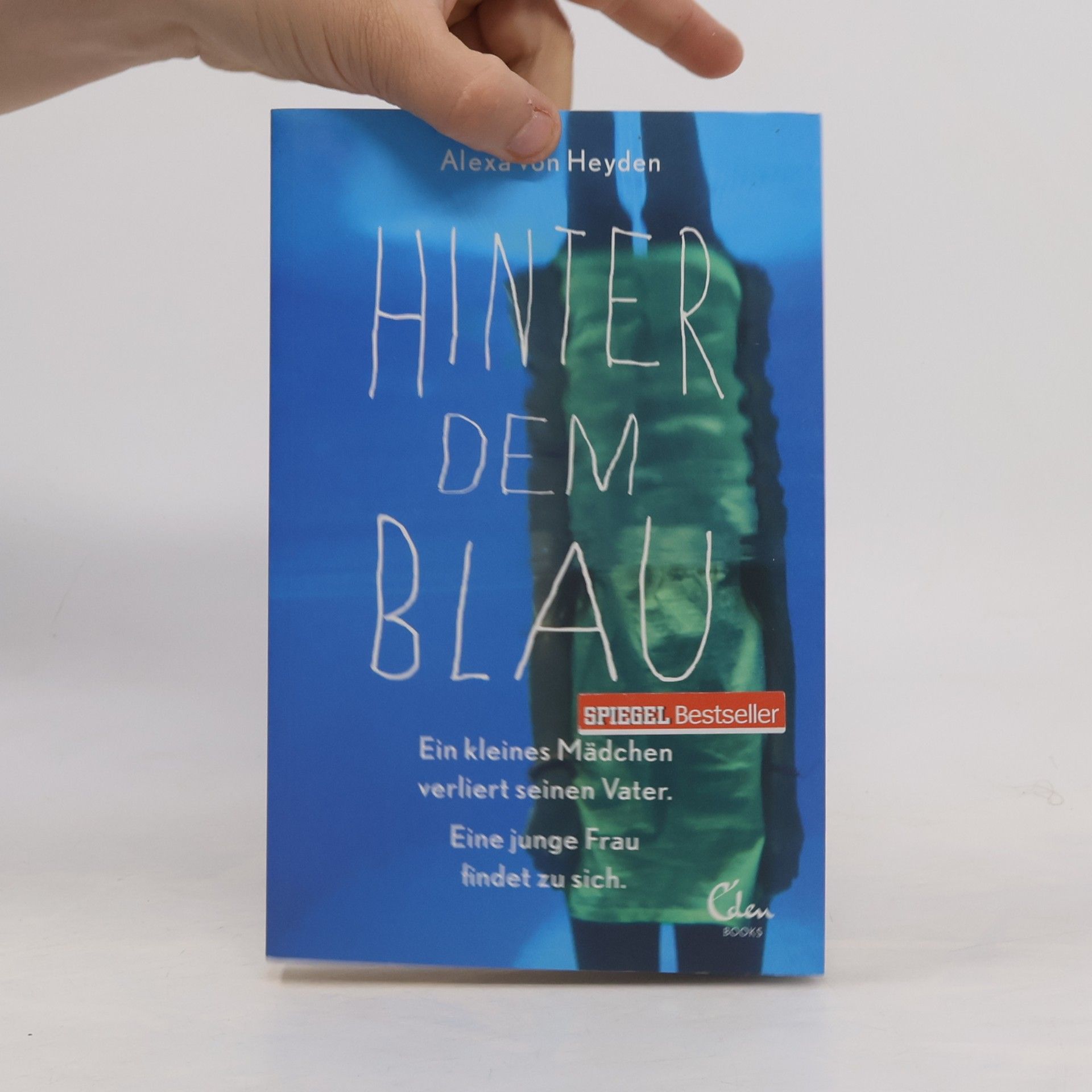 Hinter dem Blau