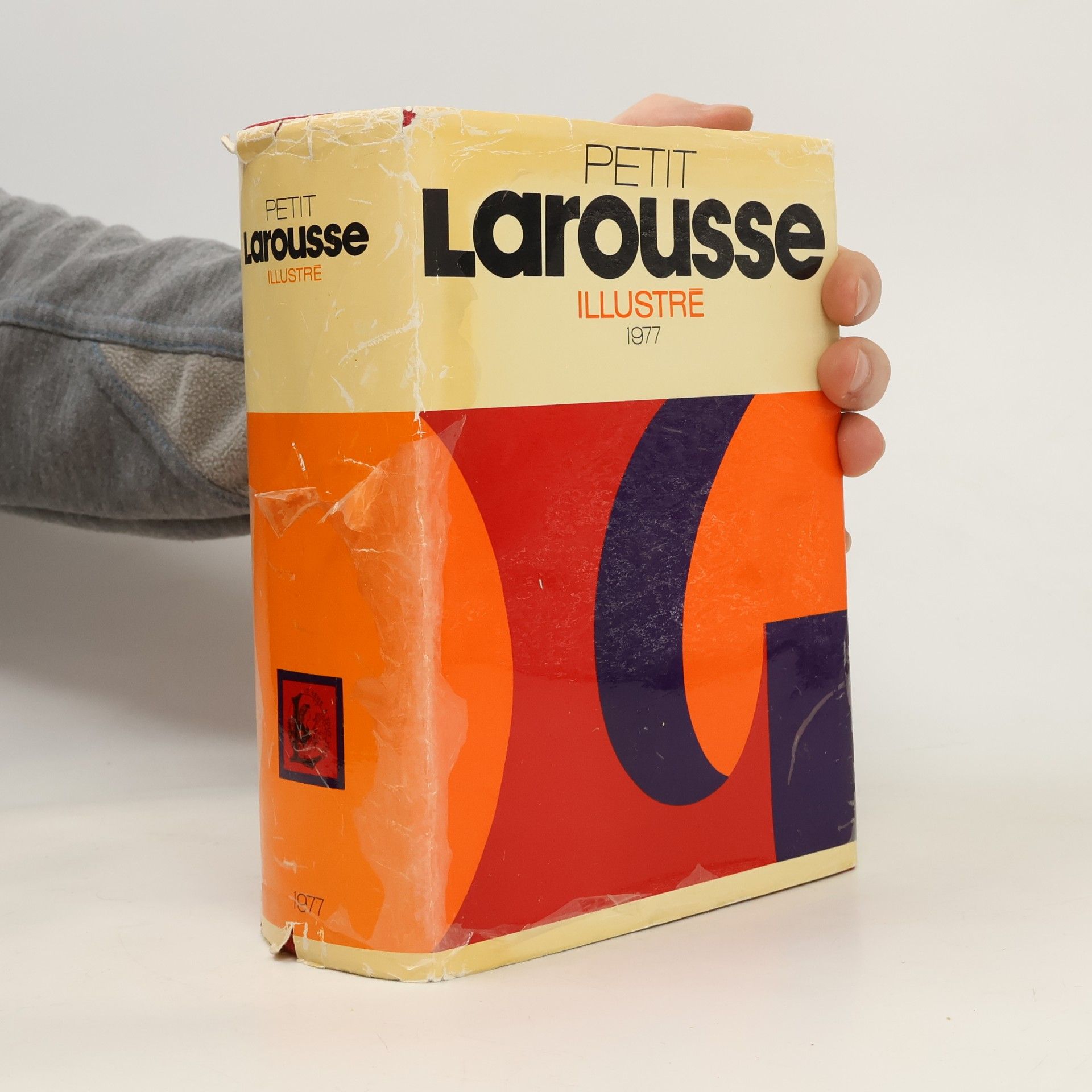 Various authors Petit Larousse illustré, 1976 : 71 000 articles, 5535 illustrations en noir, 215 cartes en noir, 56 pages en couleurs, dont 26 hors-texte cartographiques, et un atlas en couleurs à la fin de l'ouvrage