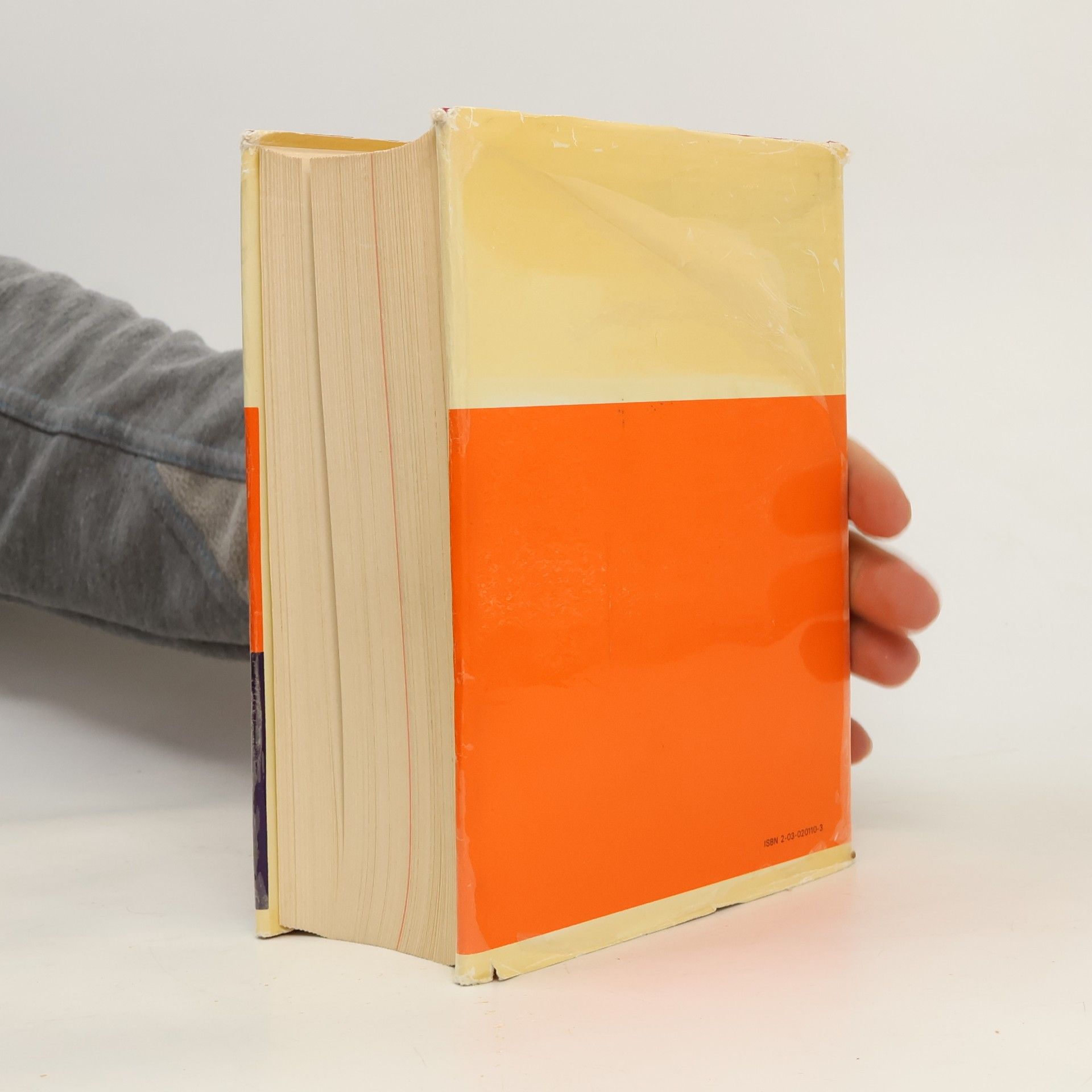 Various authors Petit Larousse illustré, 1976 : 71 000 articles, 5535 illustrations en noir, 215 cartes en noir, 56 pages en couleurs, dont 26 hors-texte cartographiques, et un atlas en couleurs à la fin de l'ouvrage