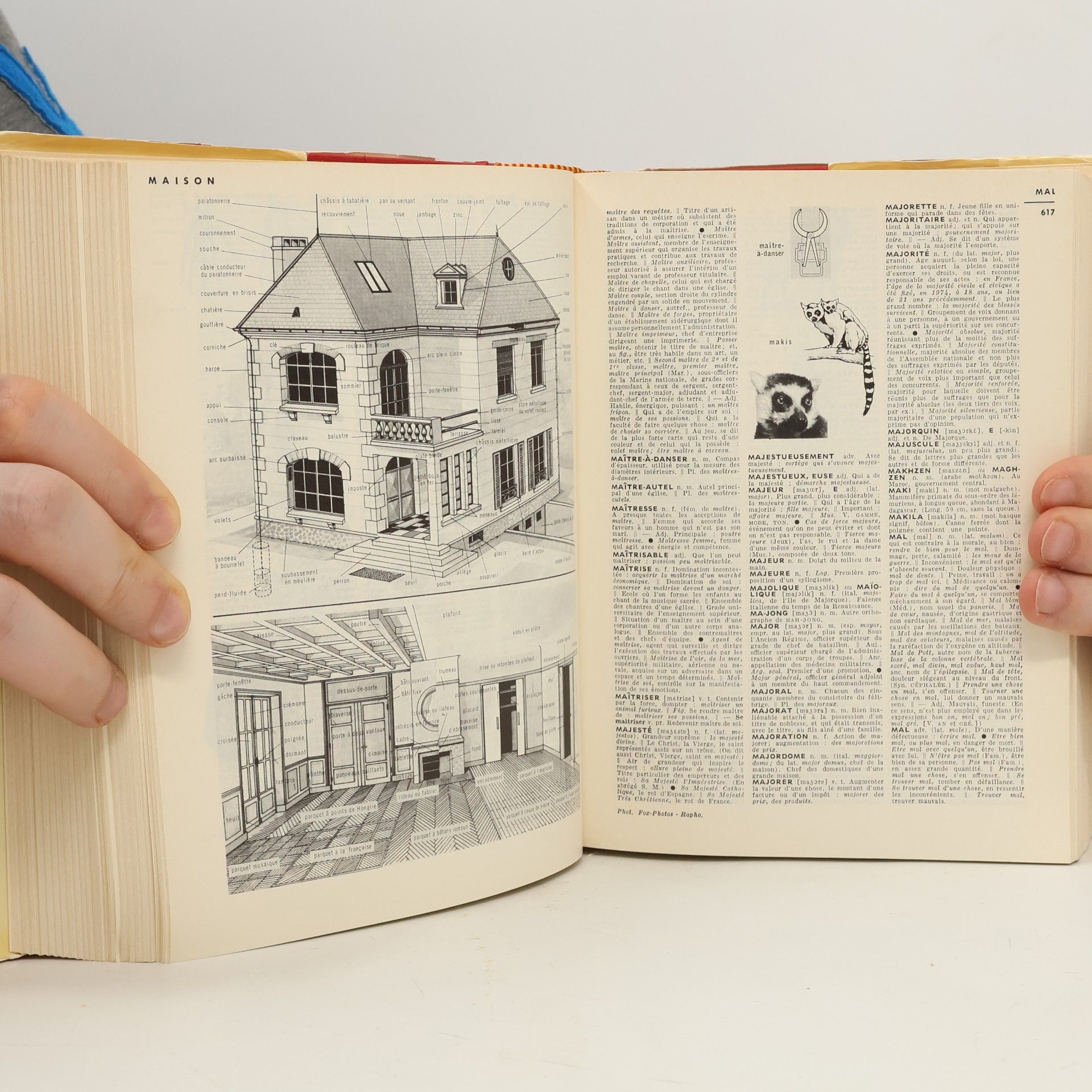 Various authors Petit Larousse illustré, 1976 : 71 000 articles, 5535 illustrations en noir, 215 cartes en noir, 56 pages en couleurs, dont 26 hors-texte cartographiques, et un atlas en couleurs à la fin de l'ouvrage