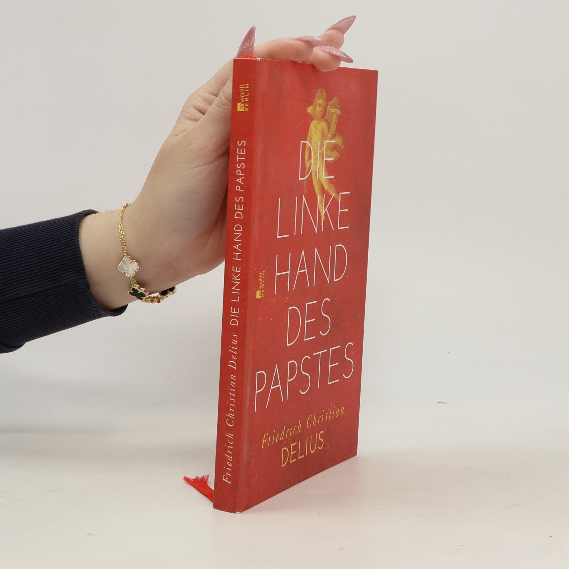 Die linke Hand des Papstes