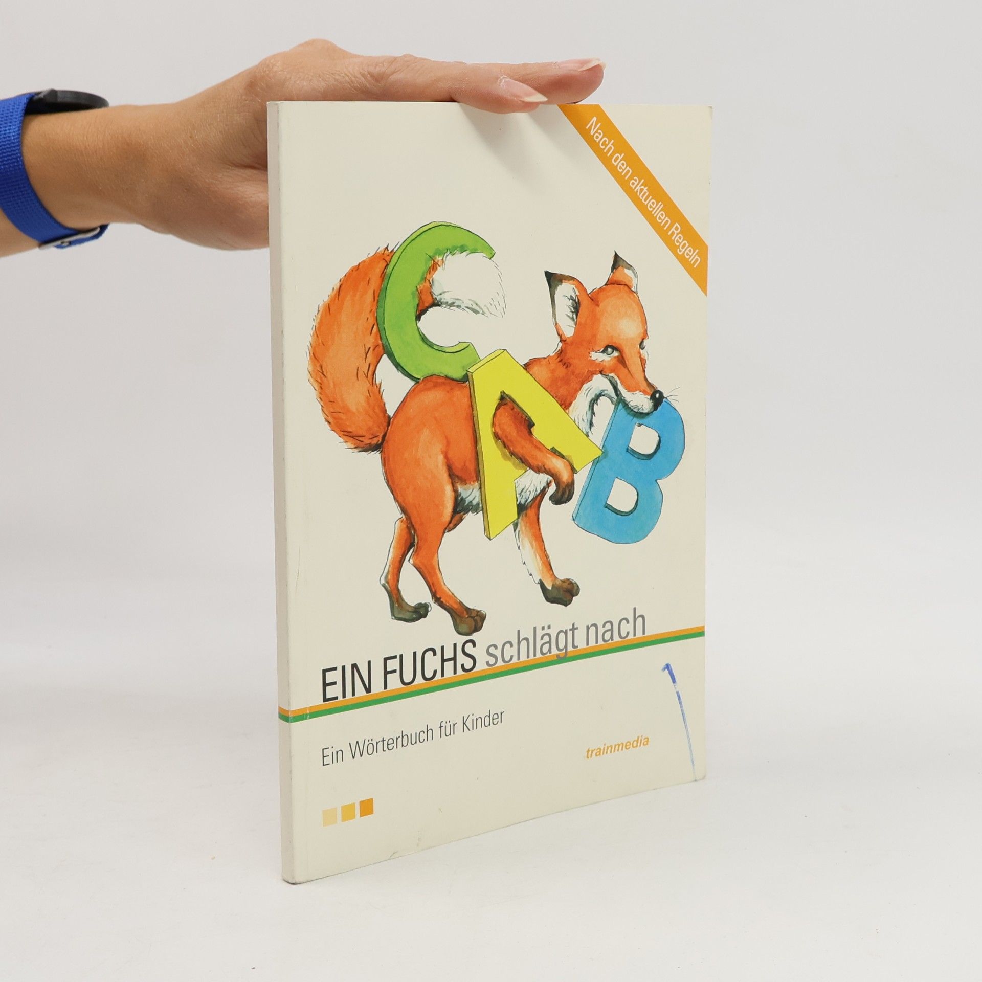 Ein Fuchs schlägt nach