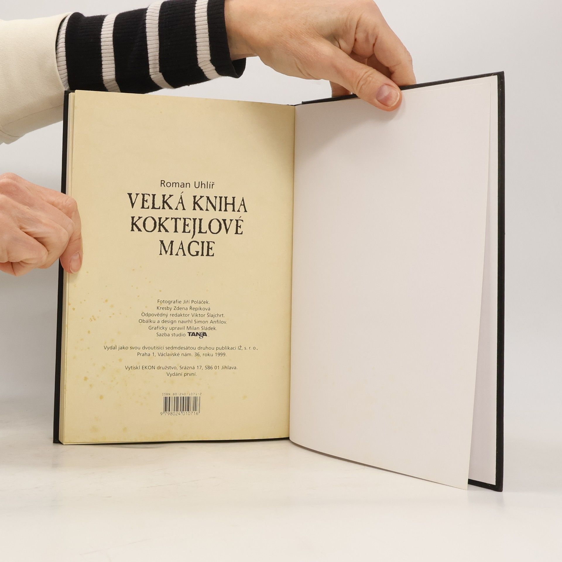 Roman Uhlíř Velká kniha koktejlové magie